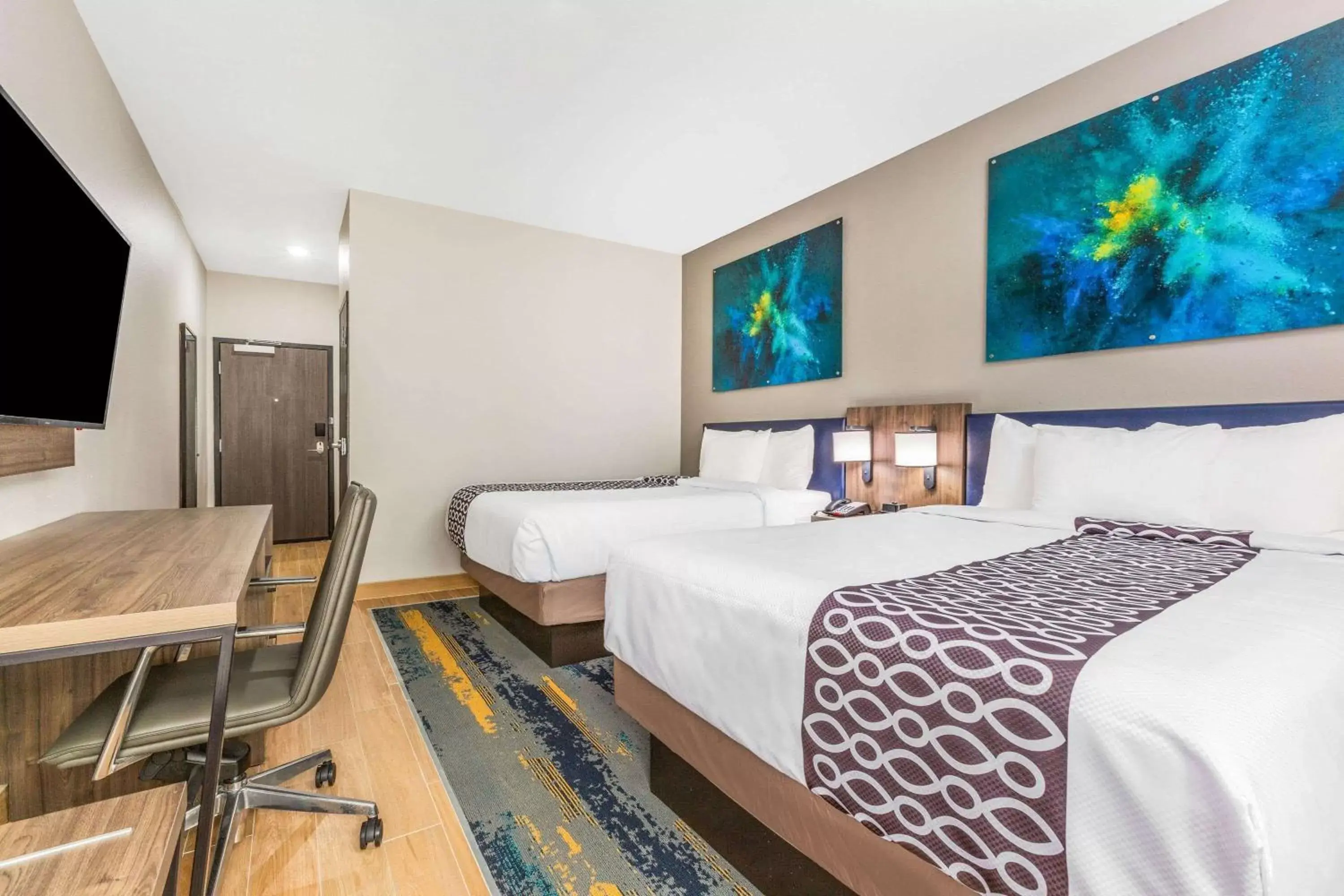 Bed in La Quinta Inn & Suites by Wyndham Galveston West Seawall
