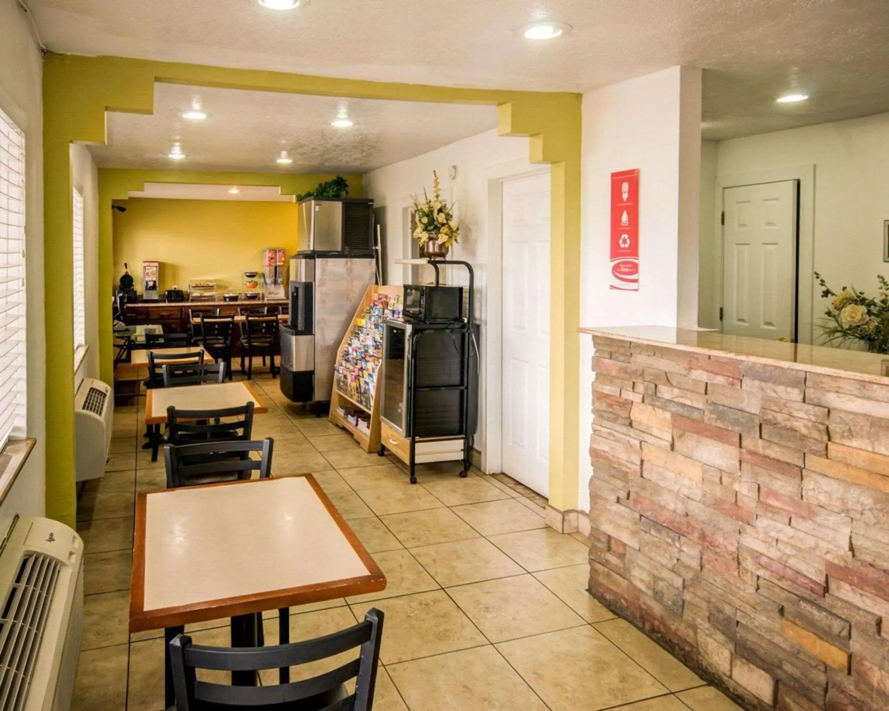 Lobby or reception in Econo Lodge East