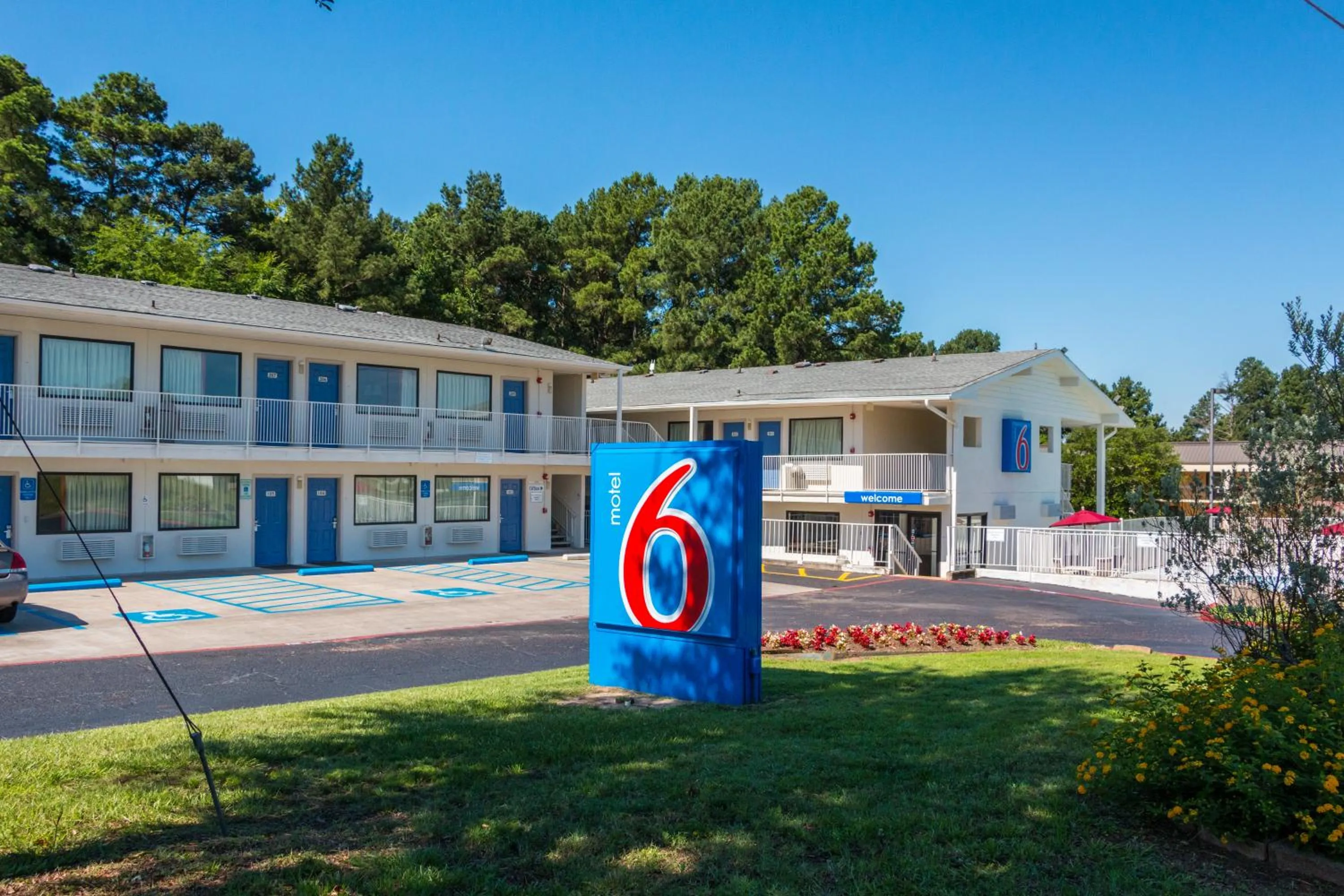 Property building in Motel 6-Longview, TX