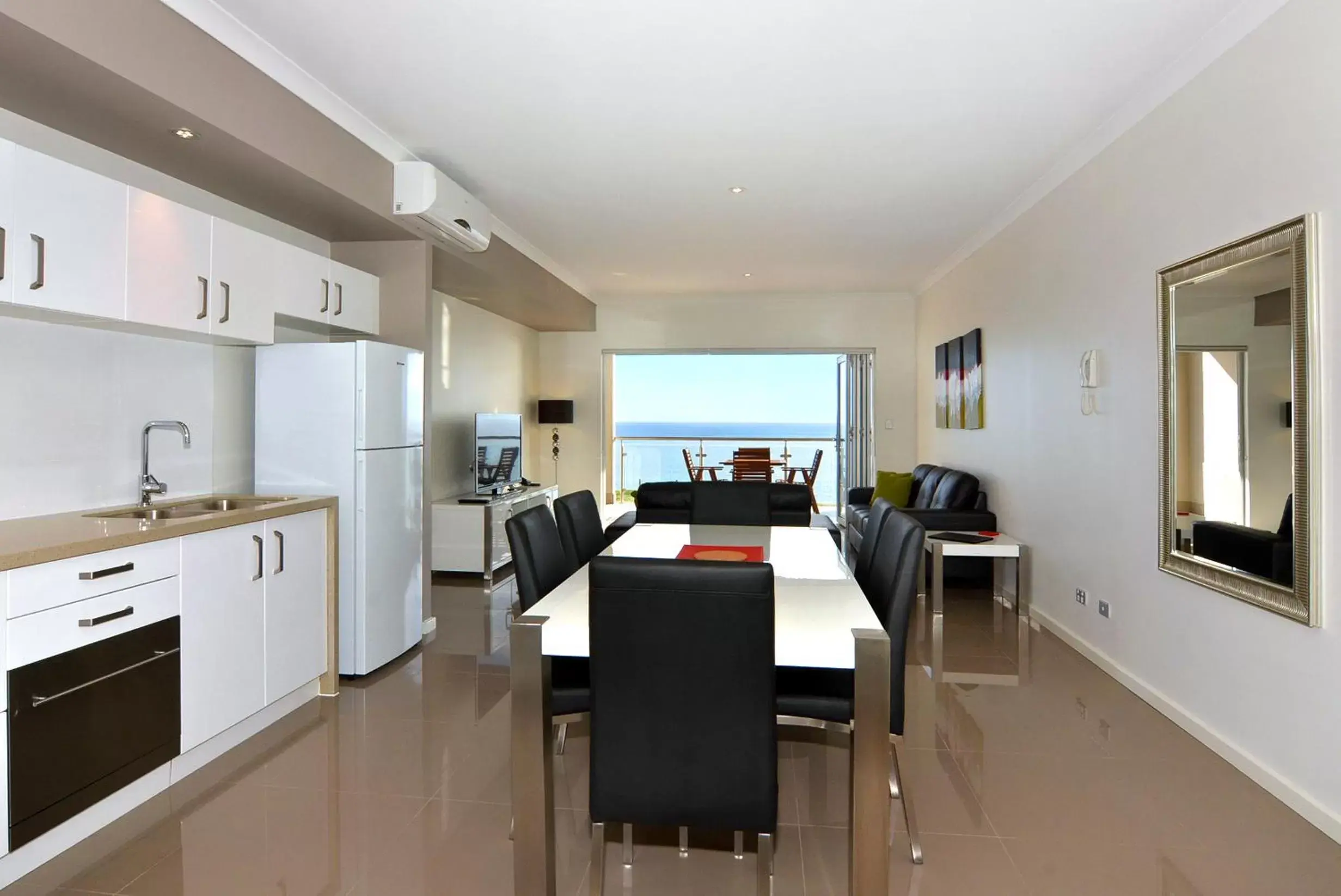 Dining area, Kitchen/Kitchenette in Bunbury Seaview Apartments