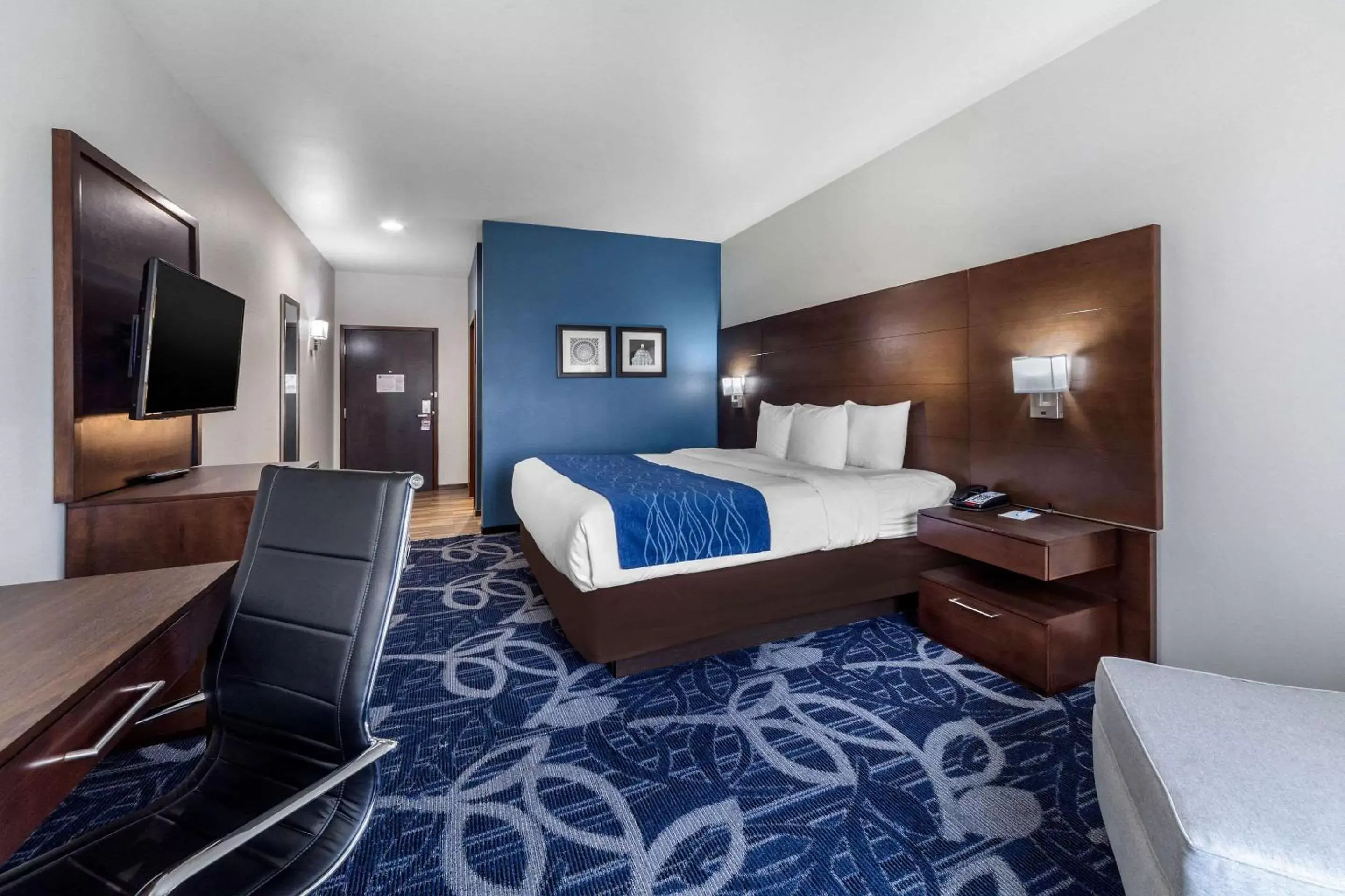 Photo of the whole room, Bed in Comfort Inn & Suites Oklahoma City