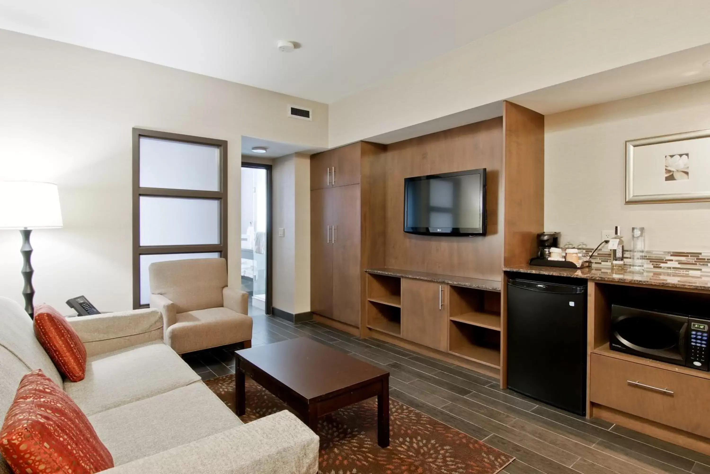 Photo of the whole room, Seating Area in Holiday Inn Hotel & Suites St.Catharines-Niagara, an IHG Hotel