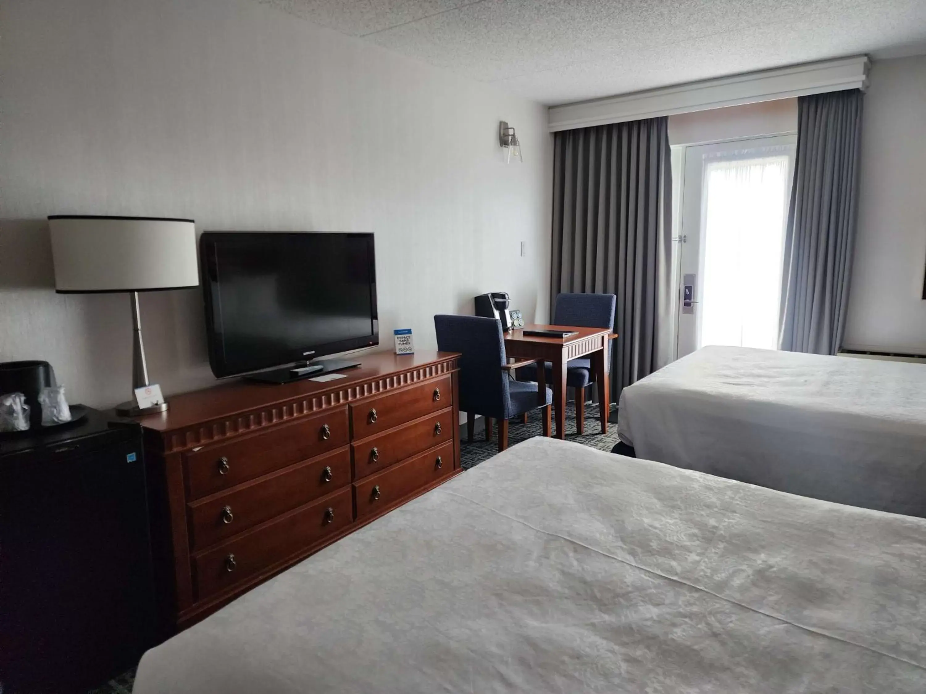 Bedroom, TV/Entertainment Center in Best Western Hotel Brossard