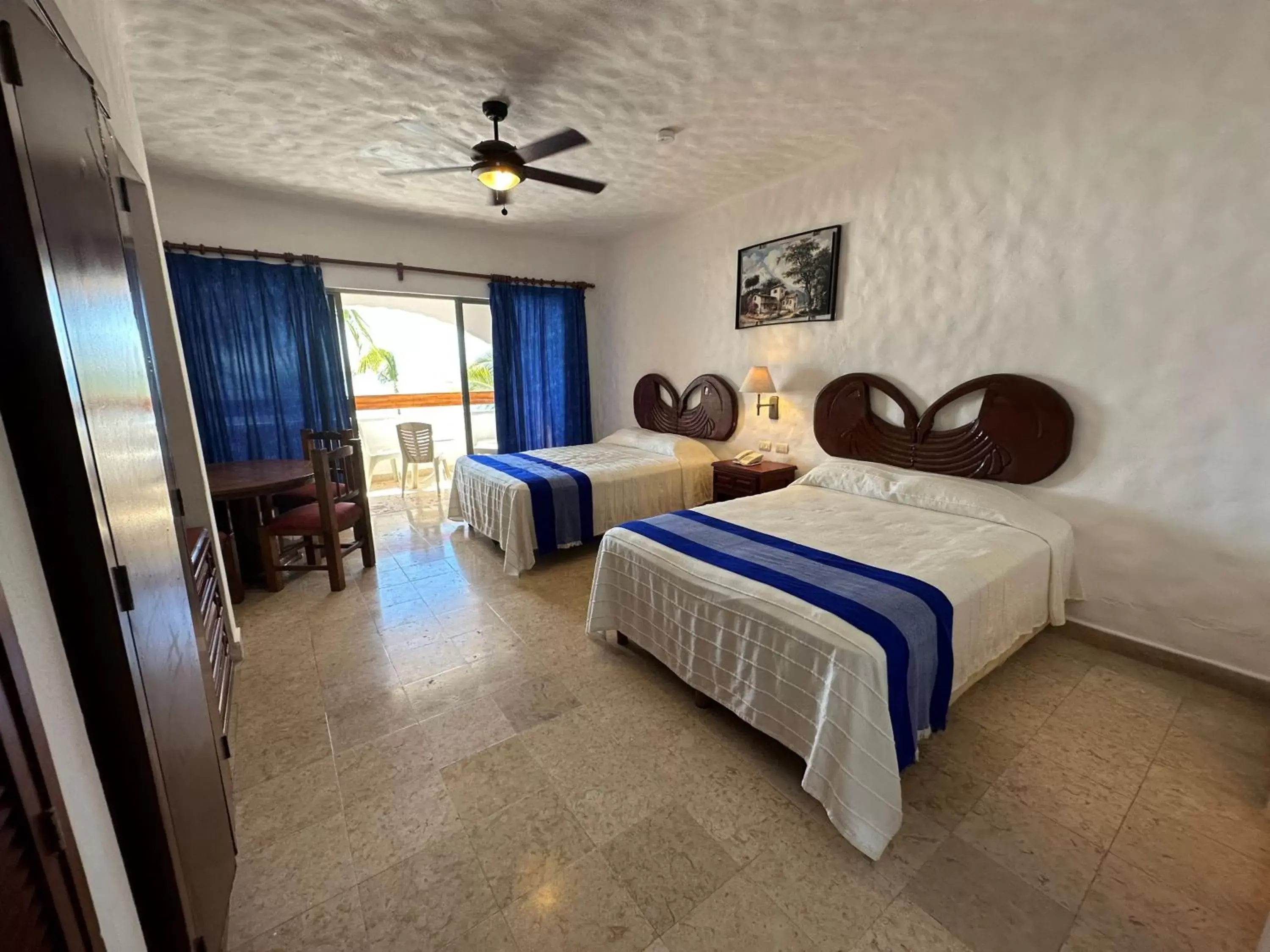 Property building, Bed in Hotel Quijote Inn