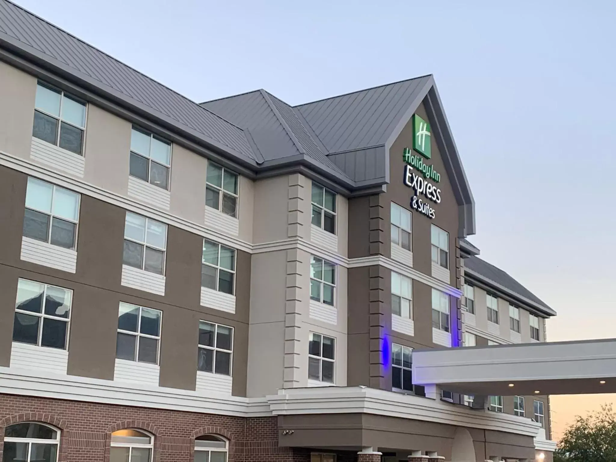 Property Building in Holiday Inn Express & Suites Salt Lake City N - Bountiful