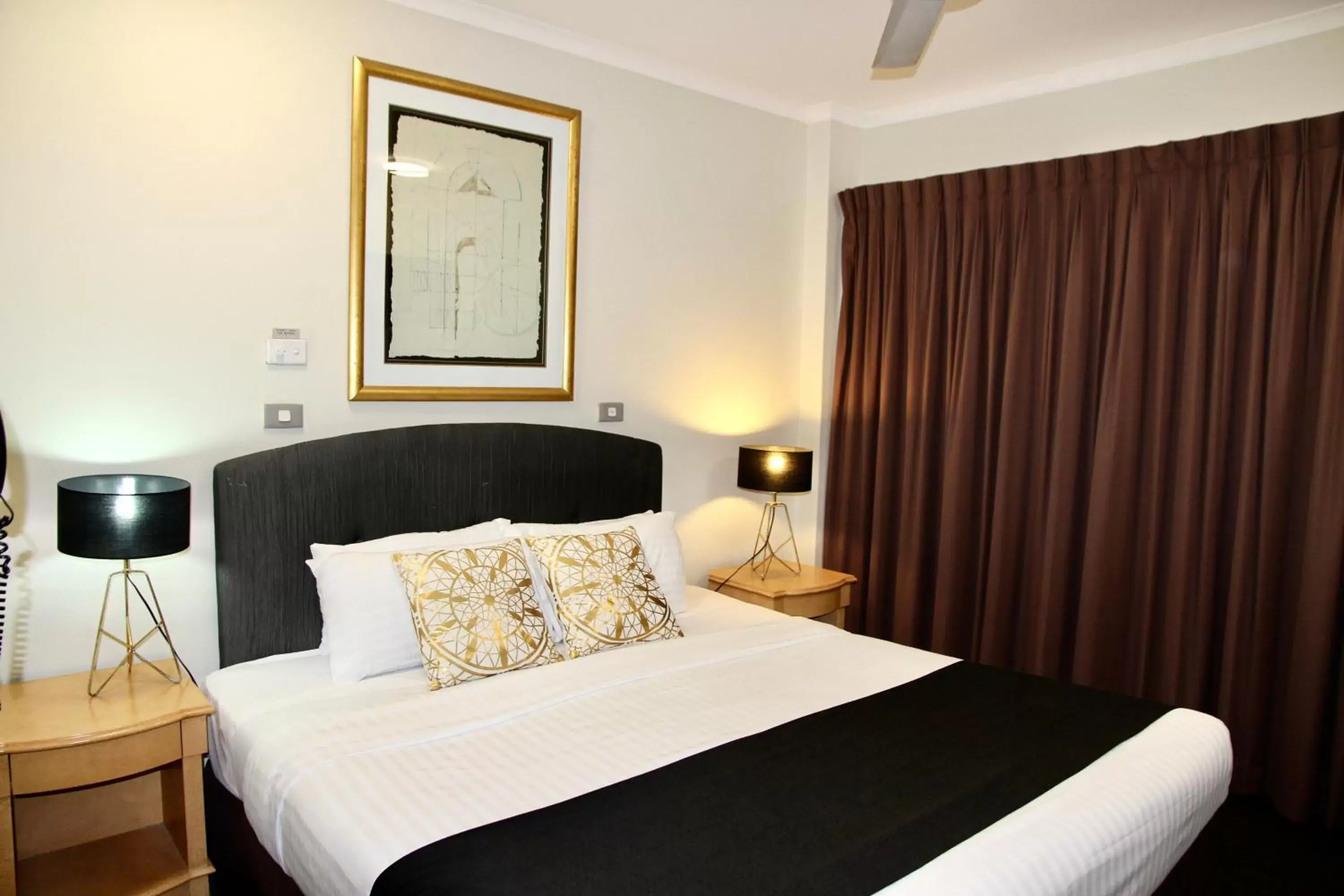 Bedroom, Bed in Mariners Court Hotel Sydney