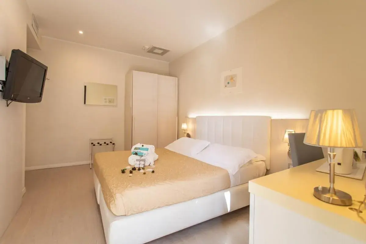 Bedroom, Bed in Ferretti Beach Hotel