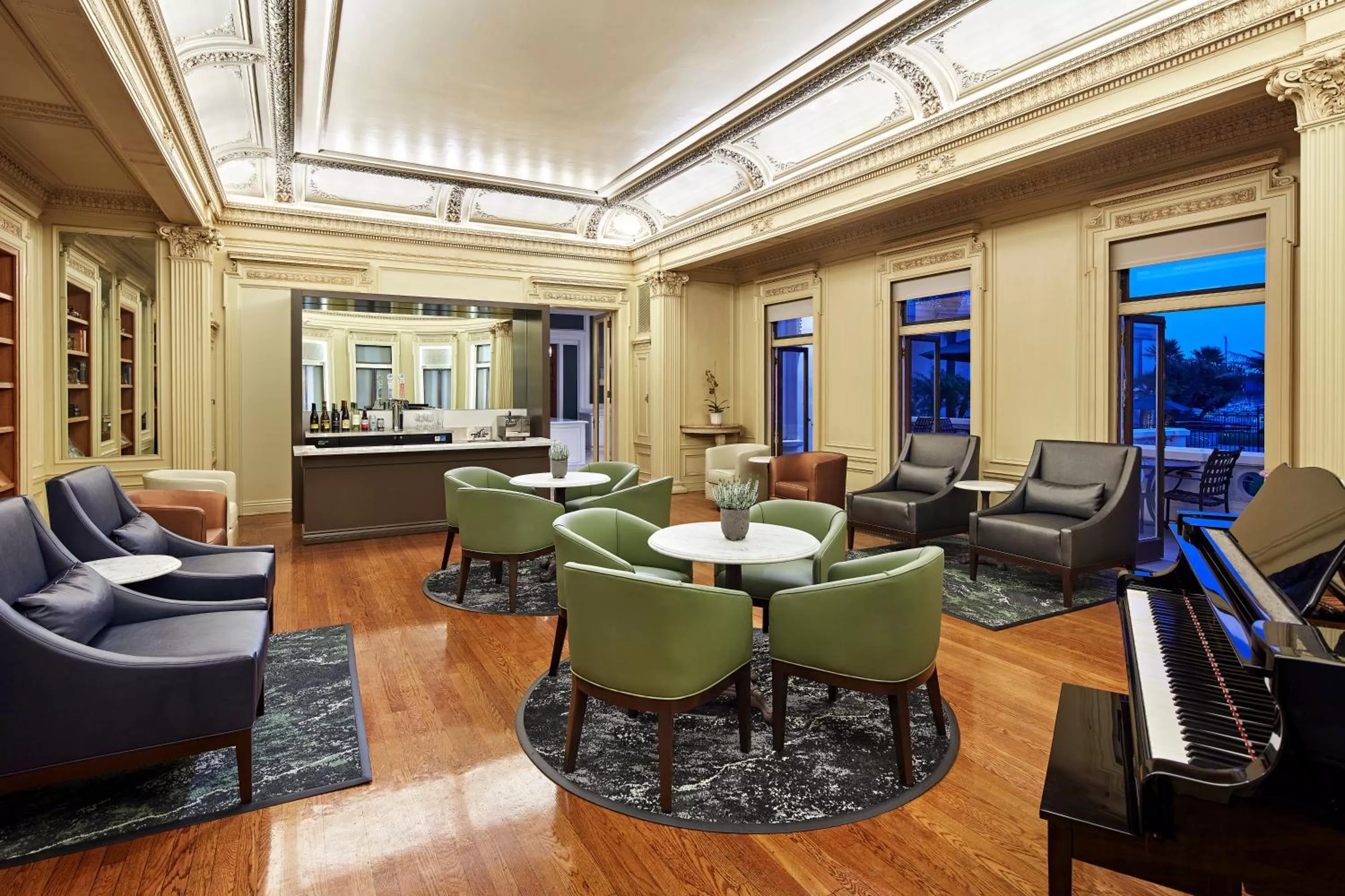 Lounge or bar in Glorietta Bay Inn