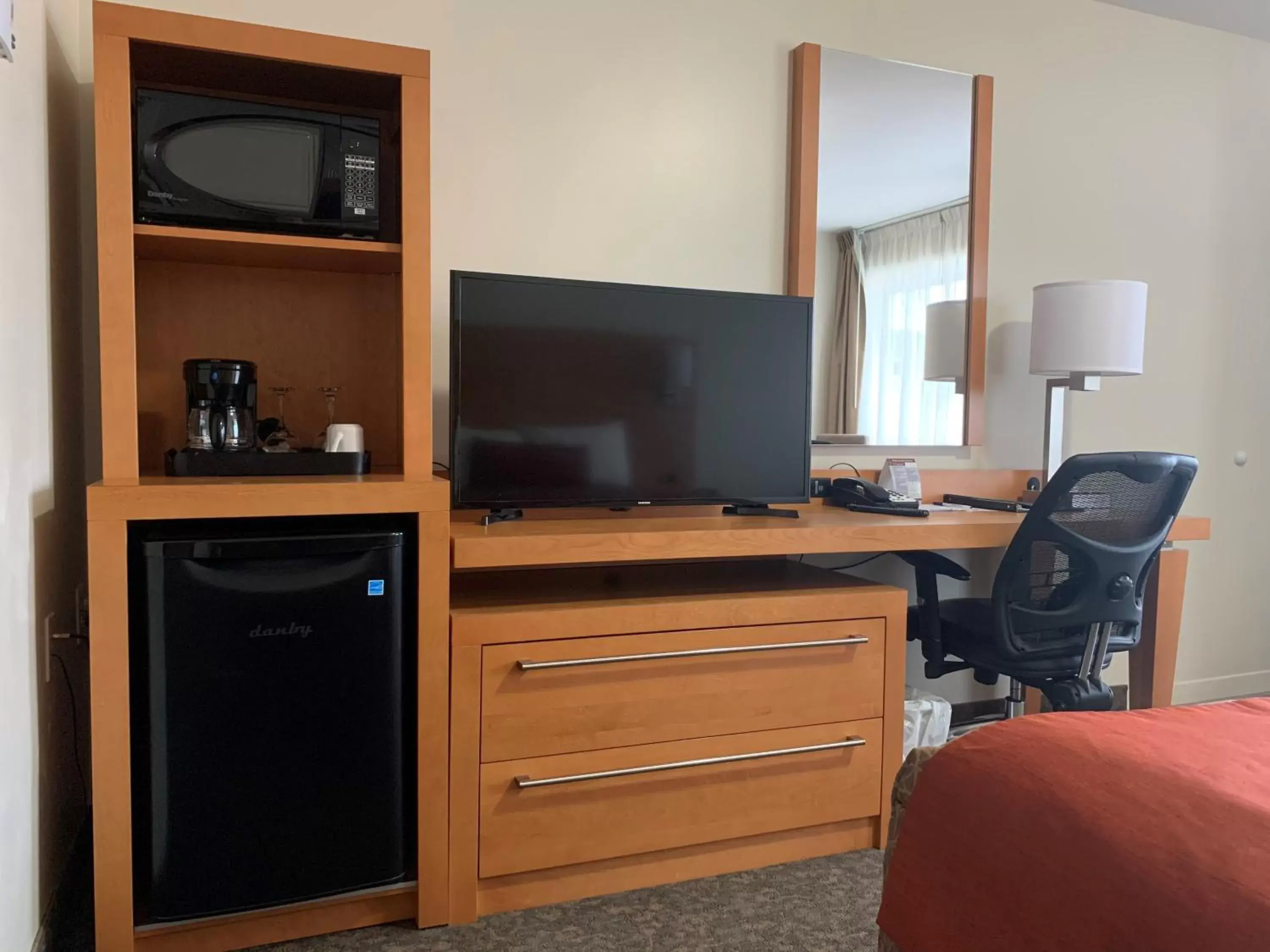 TV and multimedia, TV/Entertainment Center in Motel Adam