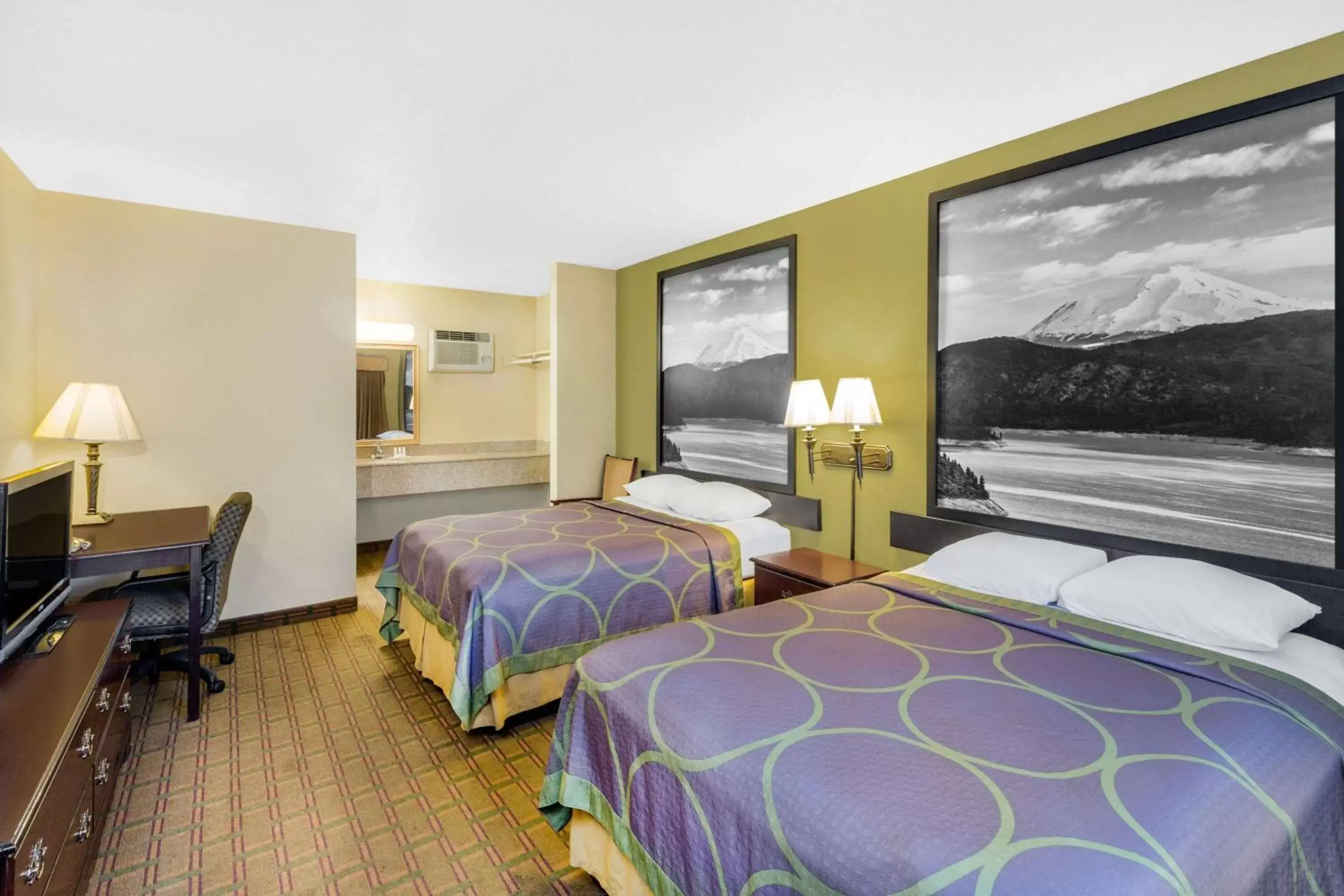 Photo of the whole room, Bed in Super 8 by Wyndham Corning