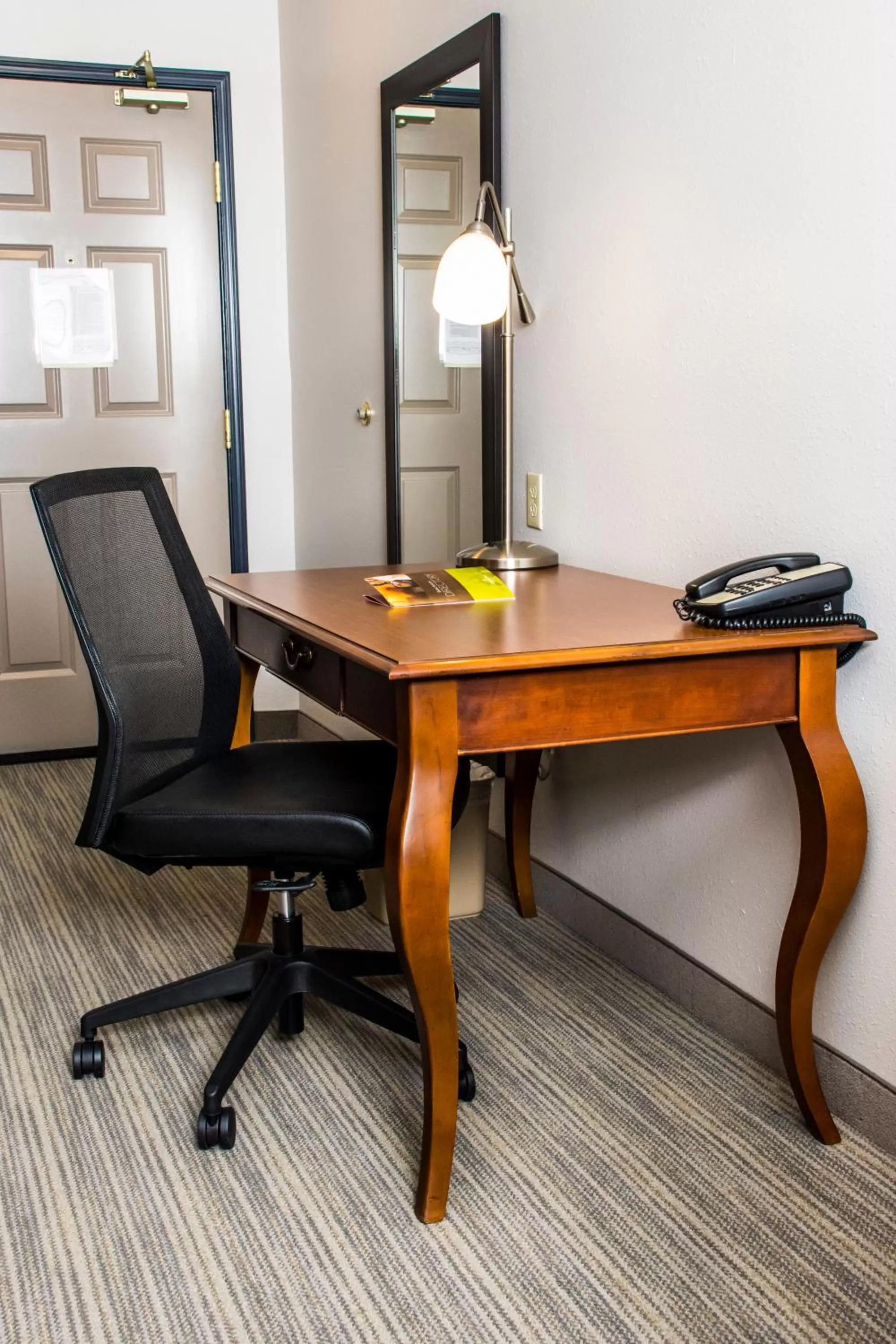 Living room in Country Inn & Suites by Radisson, Winchester, VA