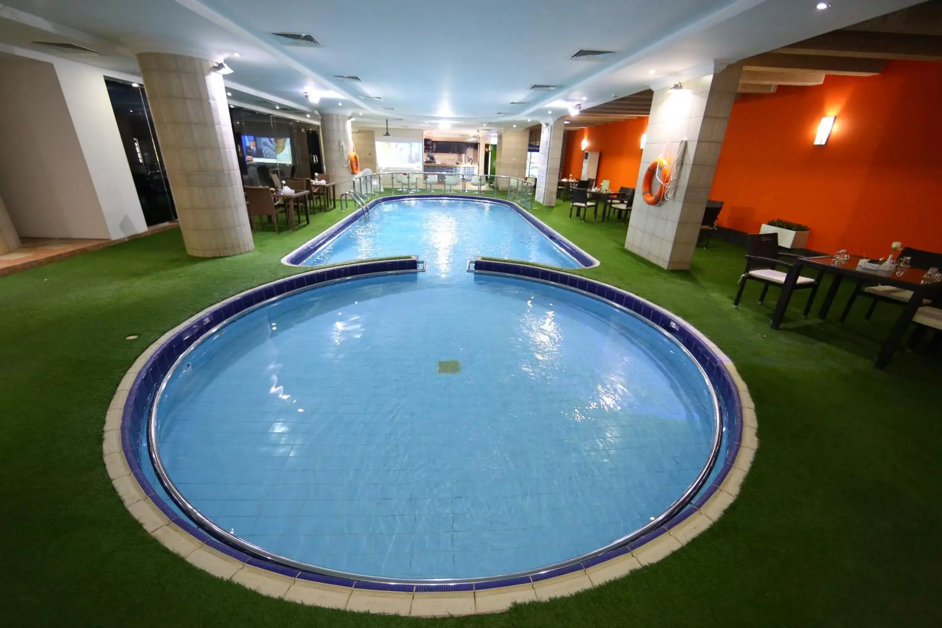 Restaurant/places to eat, Swimming Pool in Howard Johnson Dammam Hotel