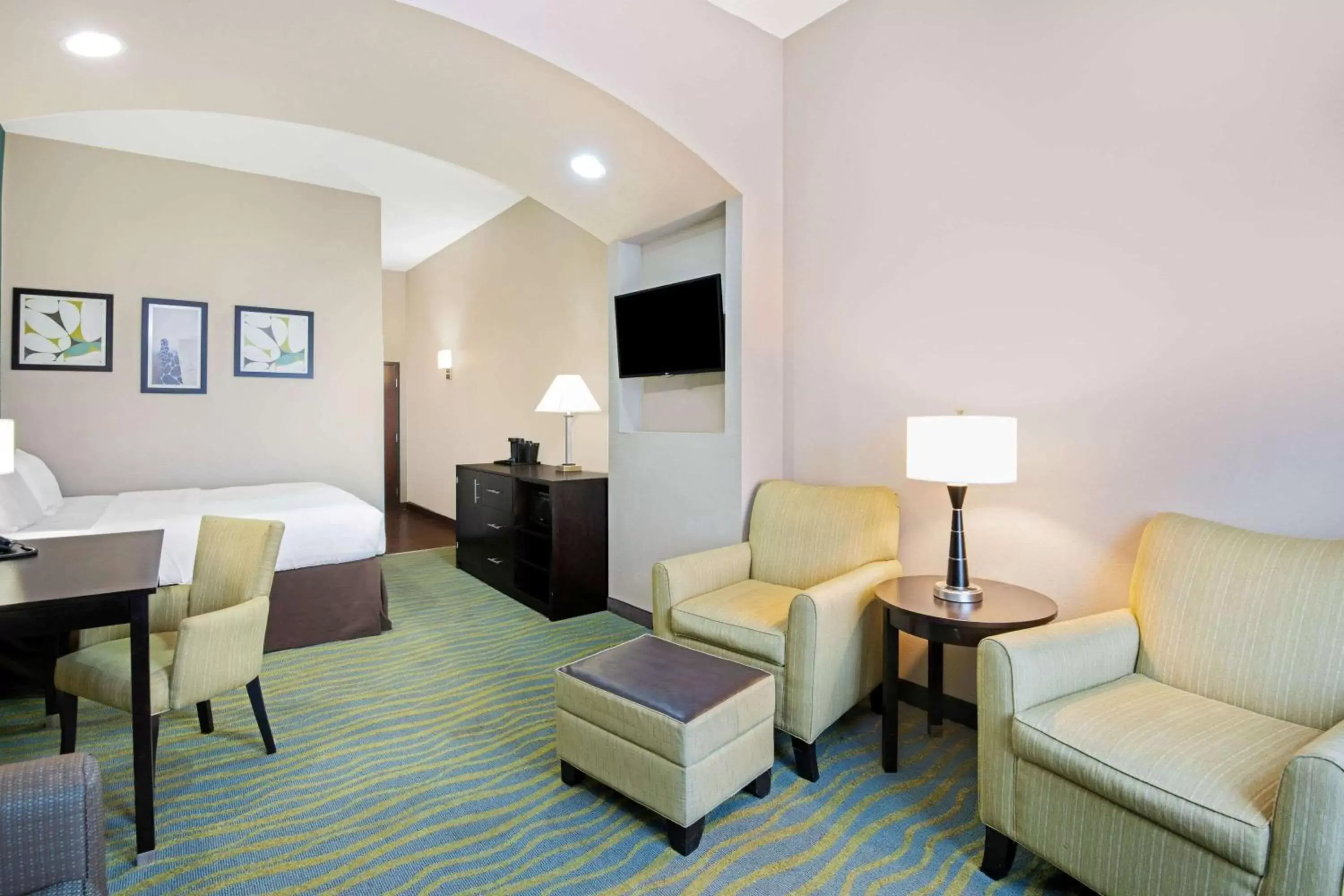 Photo of the whole room, Seating Area in La Quinta Inn & Suites by Wyndham Durant