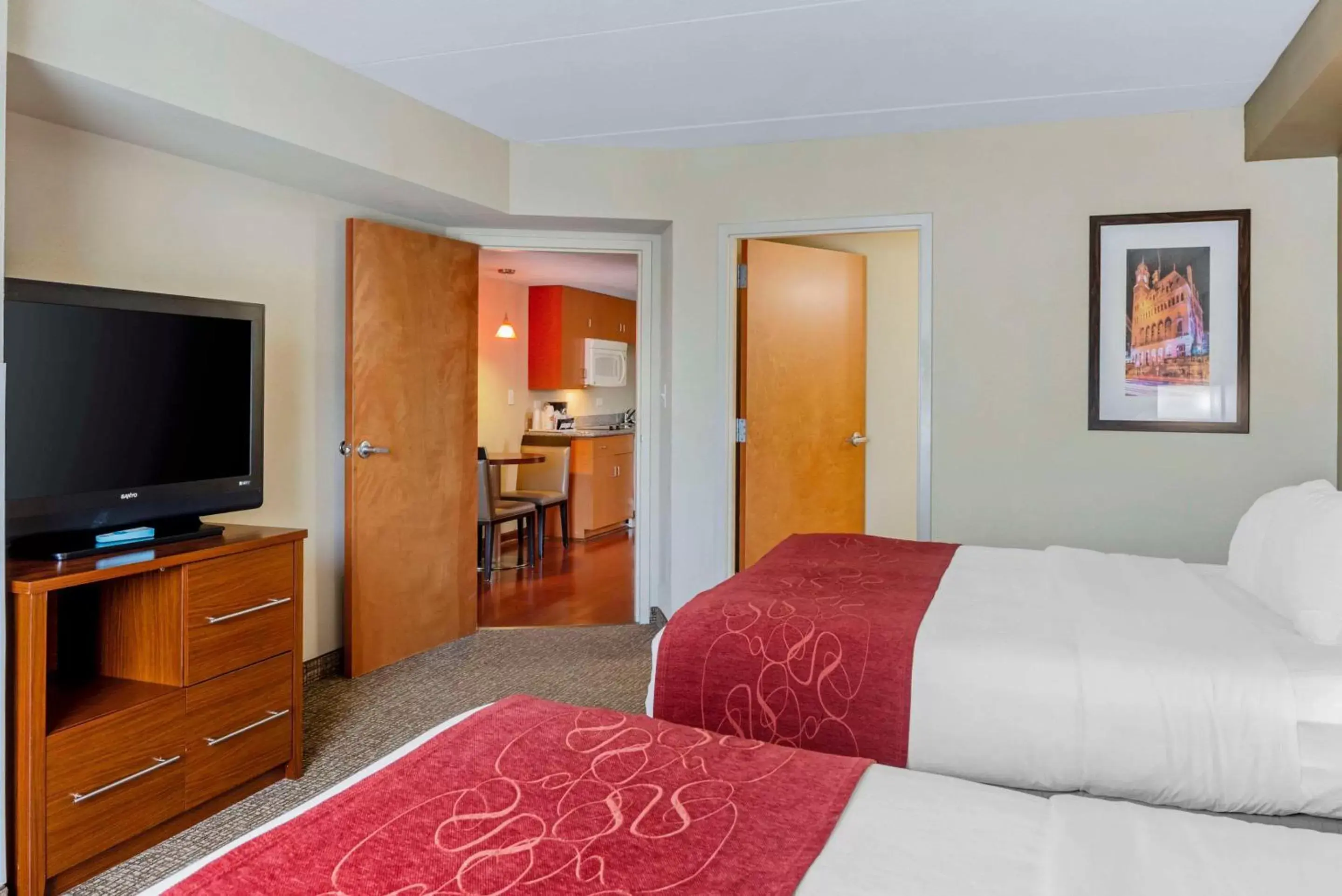 Bedroom, Bed in Comfort Suites at Virginia Center Commons