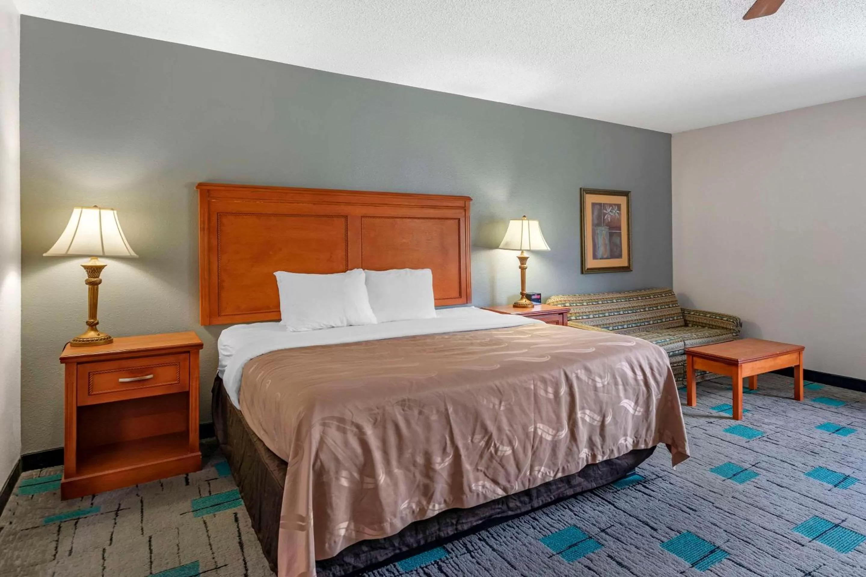 Bedroom, Bed in Quality Inn & Suites Chattanooga West near Lookout Mountain