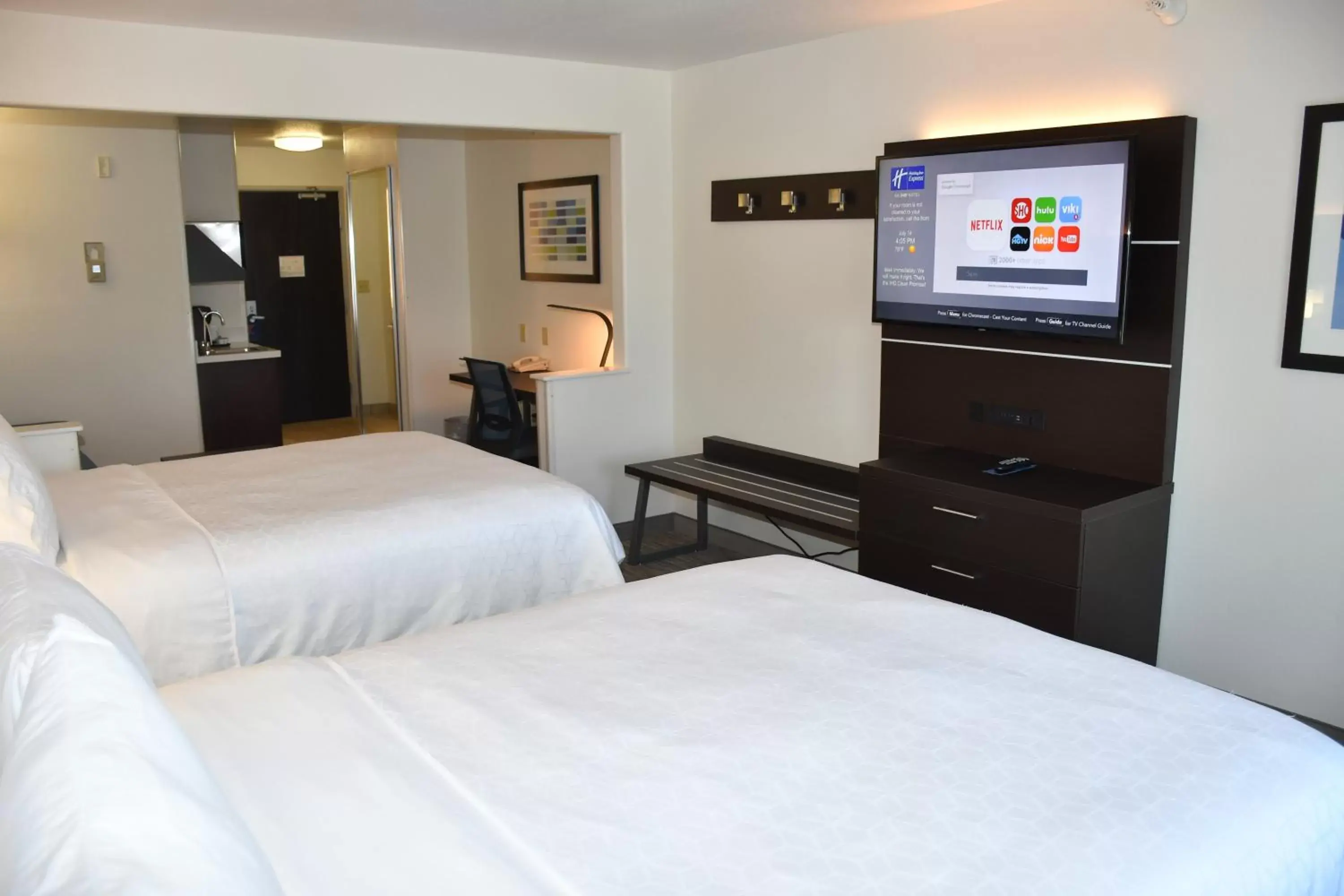 Deluxe Double or Twin Room in Holiday Inn Express Hotel & Suites Evanston, an IHG Hotel