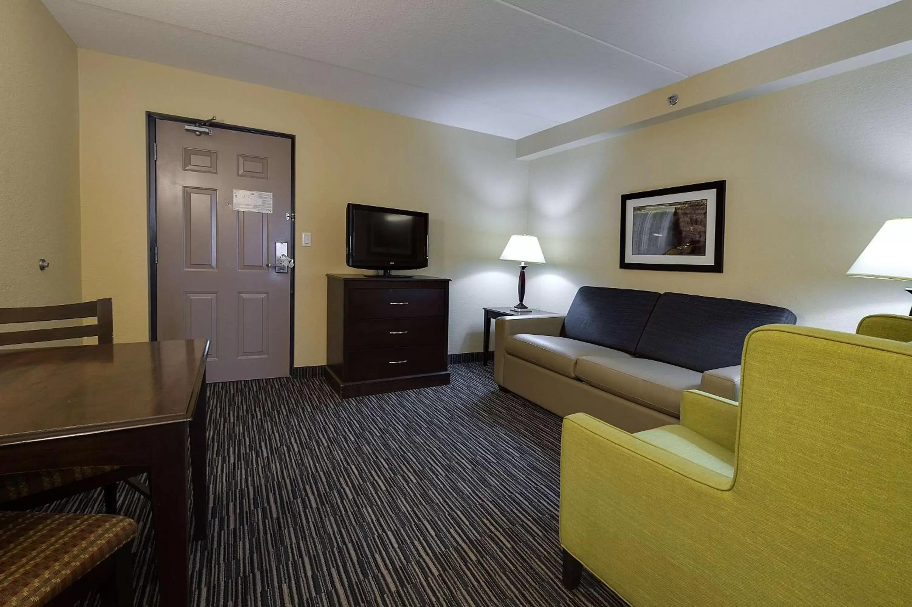 Photo of the whole room, Seating Area in Country Inn & Suites by Radisson, Niagara Falls, ON