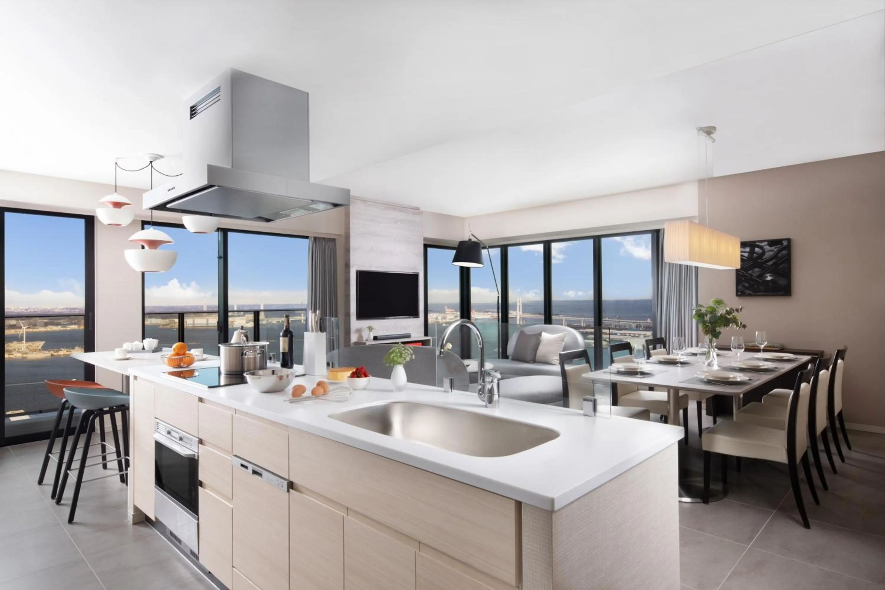 TV and multimedia in Oakwood Suites Yokohama