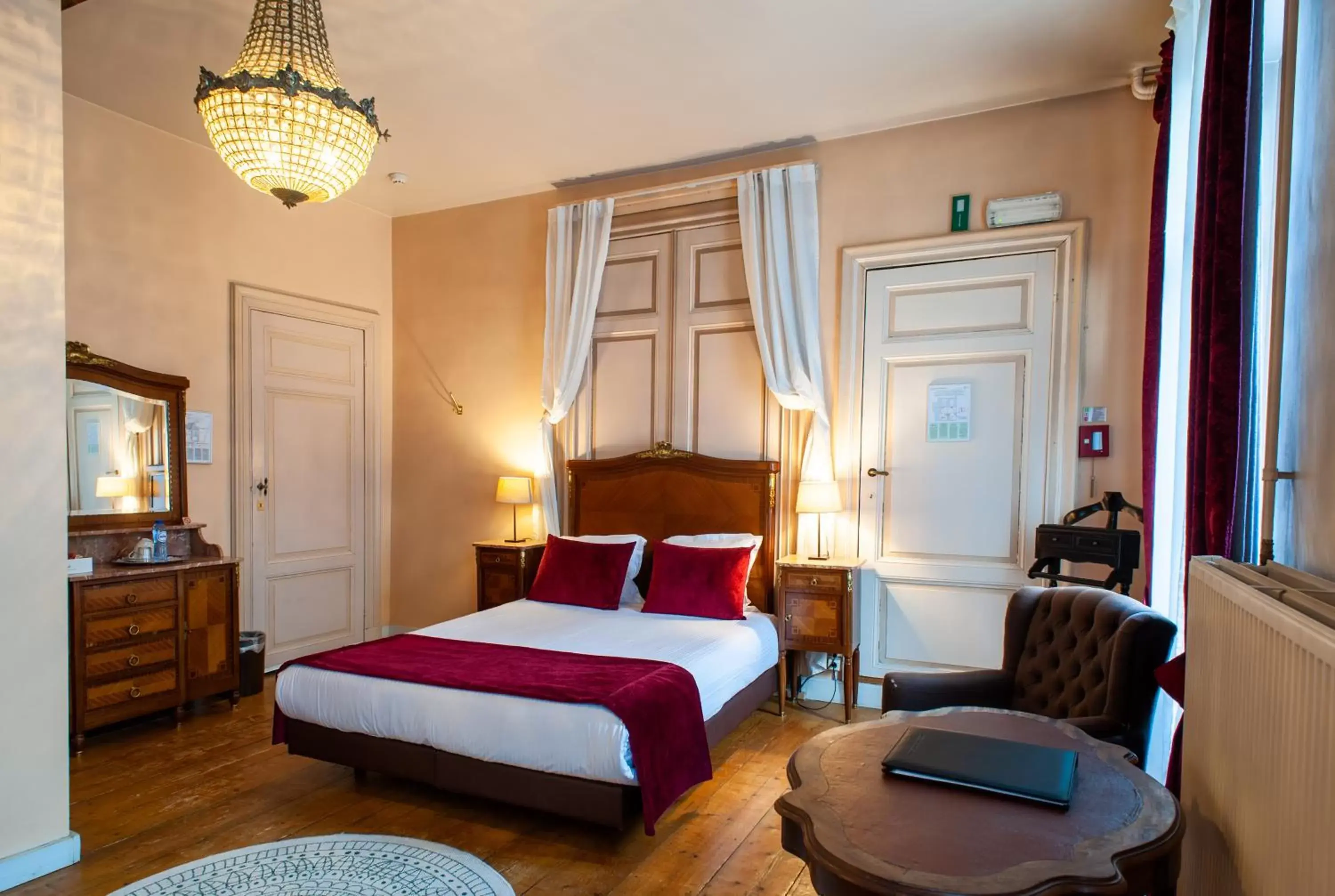 Bedroom, Bed in Charme Hotel Hancelot