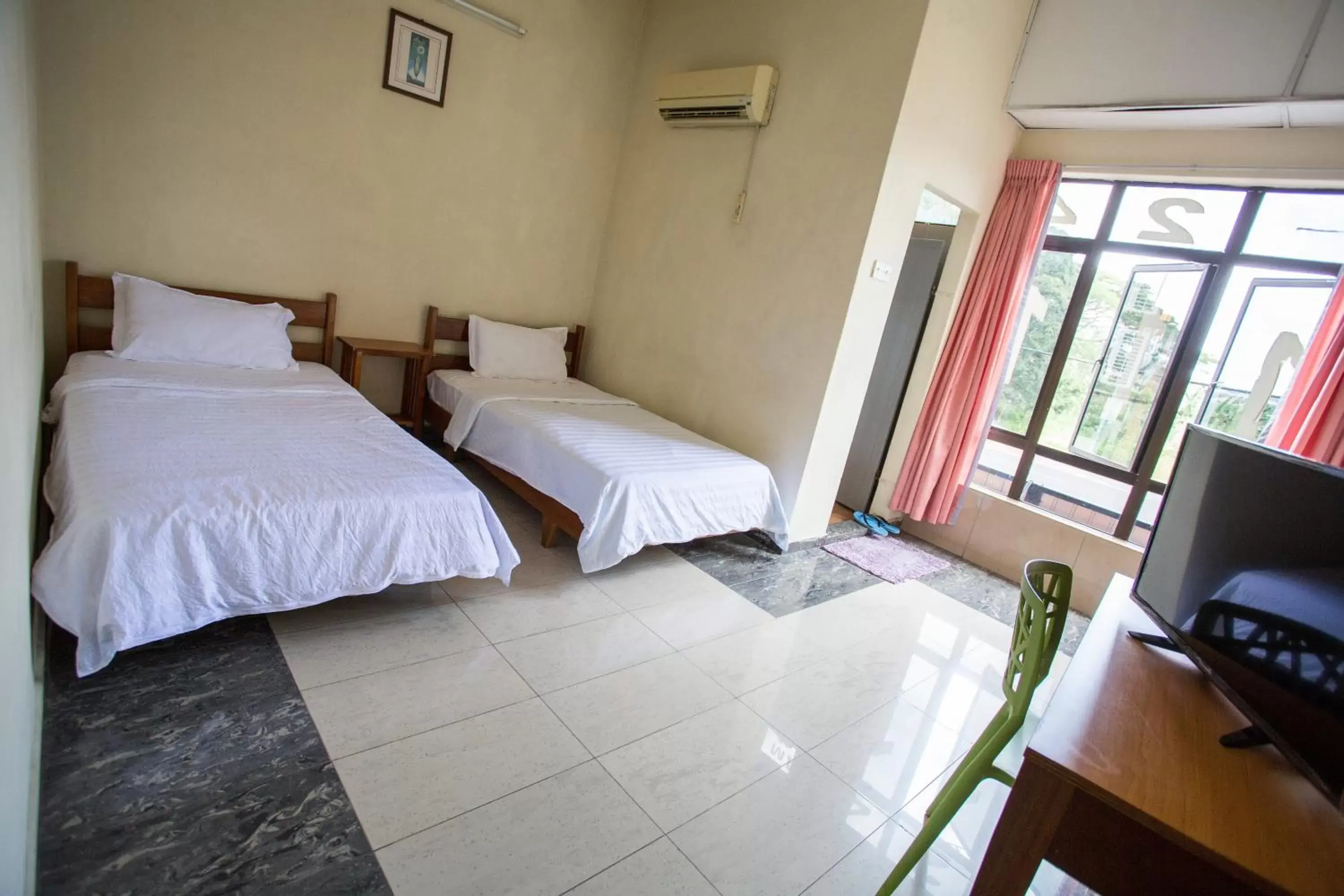 Budget Twin Room in Hotel Comfort Inn Budget Twin Room in Hotel Comfort Inn