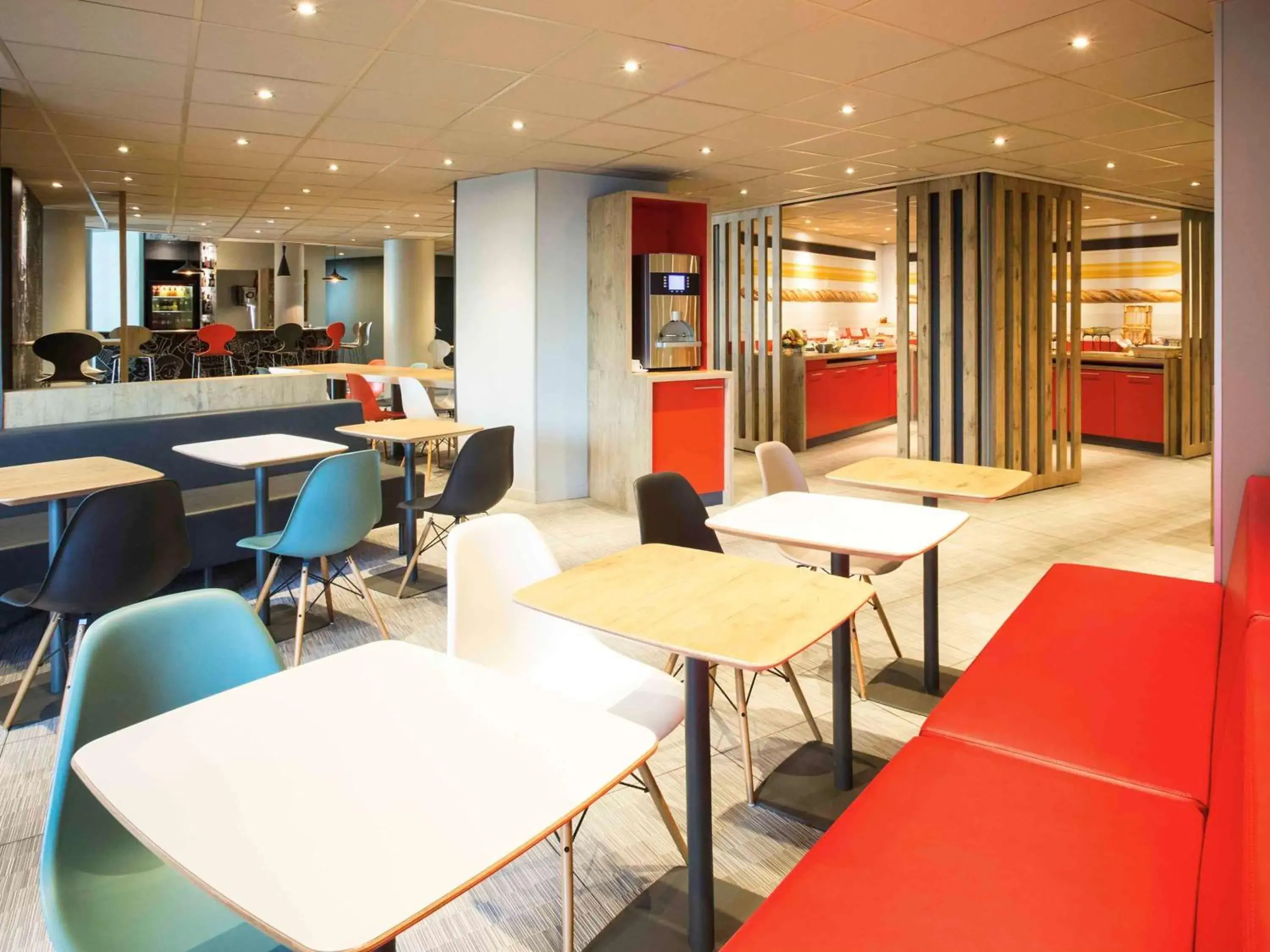 Restaurant/Places to Eat in ibis Orly Chevilly Tram 7