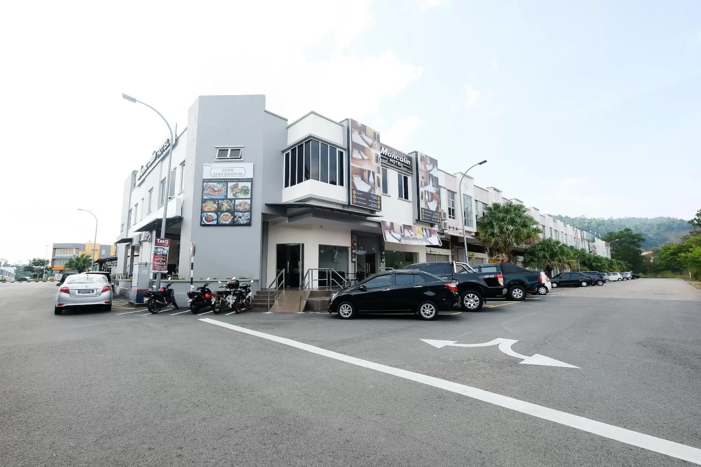 Facade/entrance, Property Building in Super OYO 43935 Mancalin Hotel