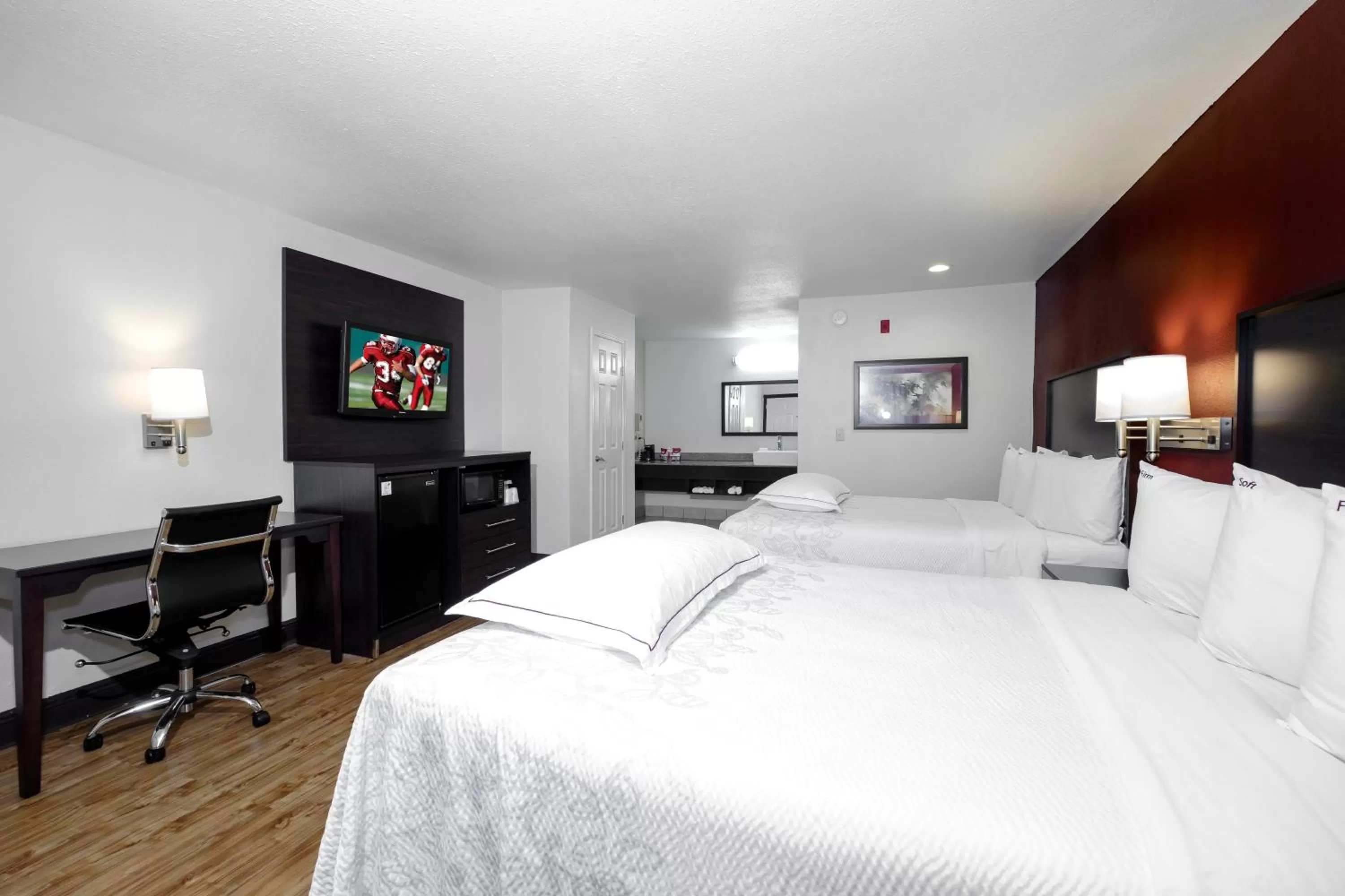 Photo of the whole room, Bed in Red Roof Inn PLUS+ Hammond