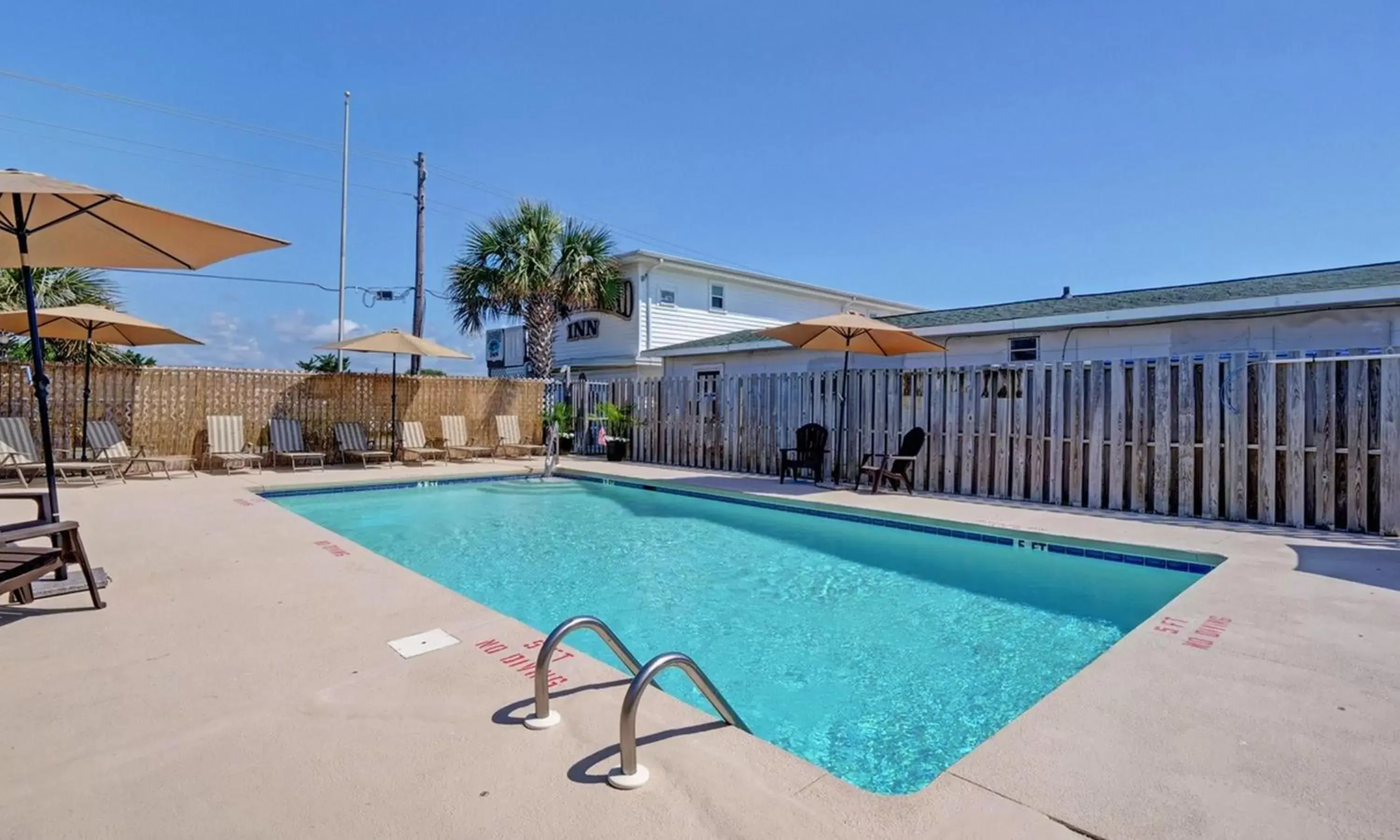 Swimming Pool in Loggerhead Inn and Suites by Carolina Retreats