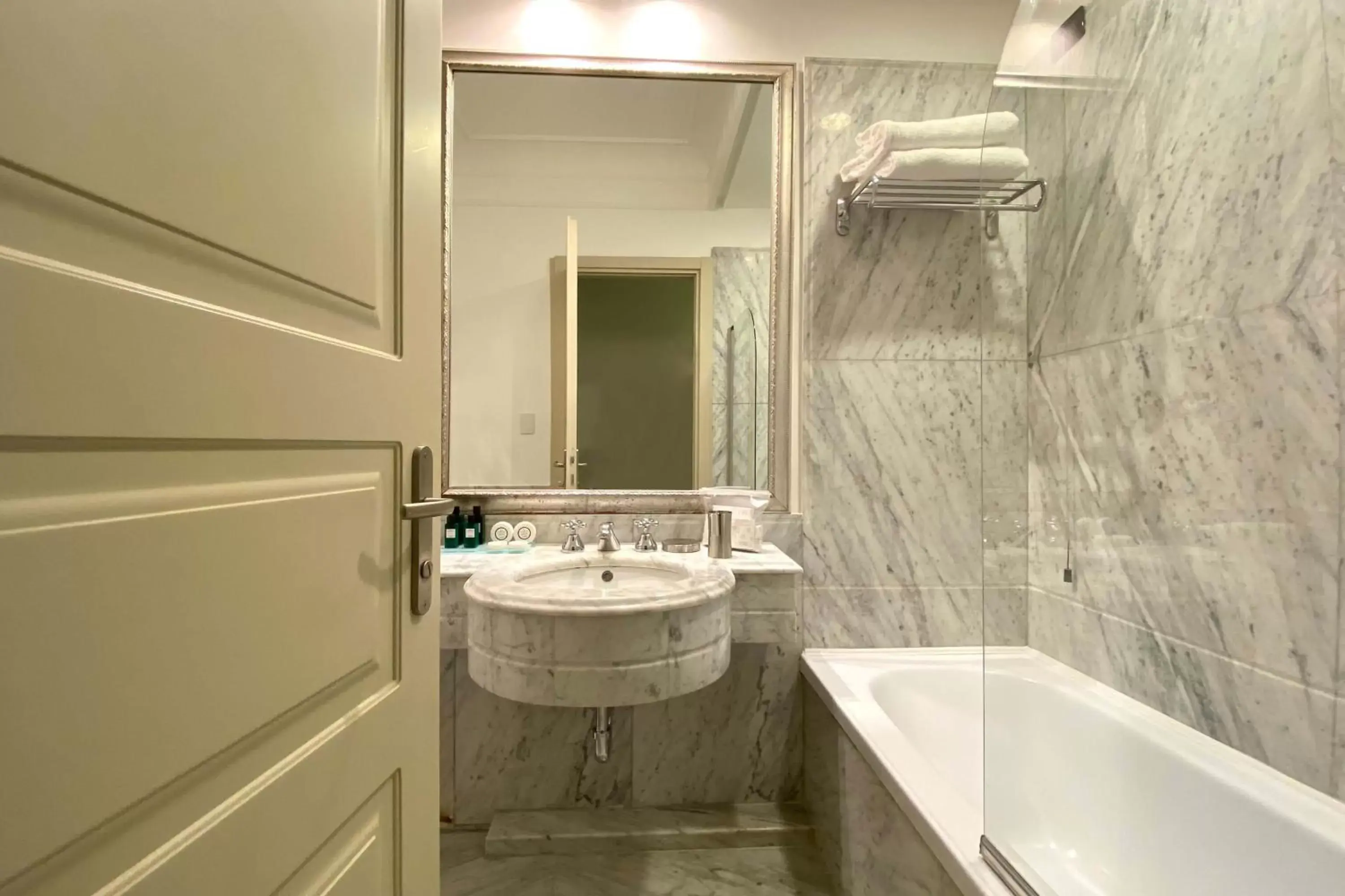 Bedroom, Bathroom in BB Hotels Smarthotel Bailey's