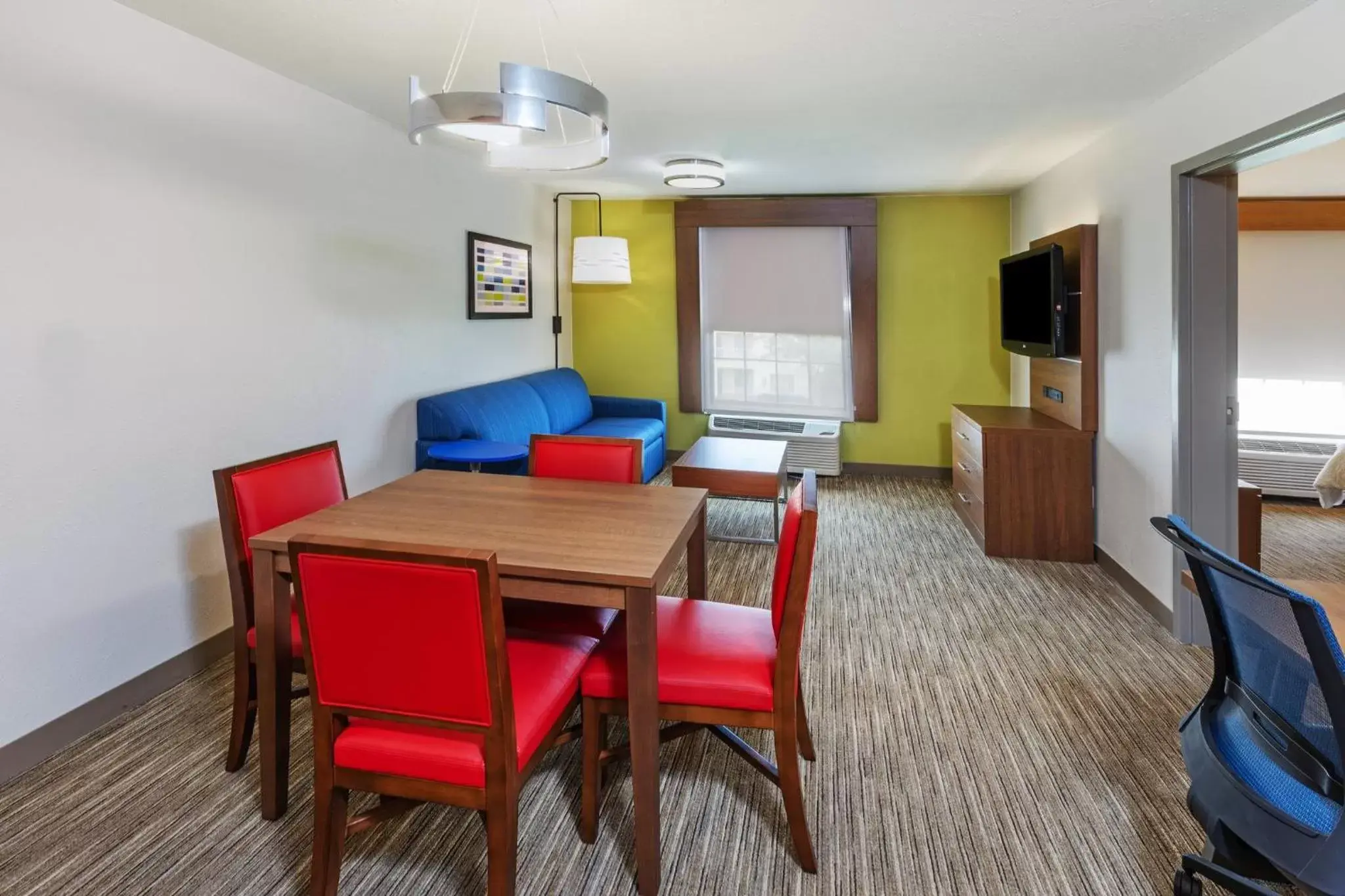 Photo of the whole room, Dining Area in Holiday Inn Express & Suites Sulphur - Lake Charles, an IHG Hotel