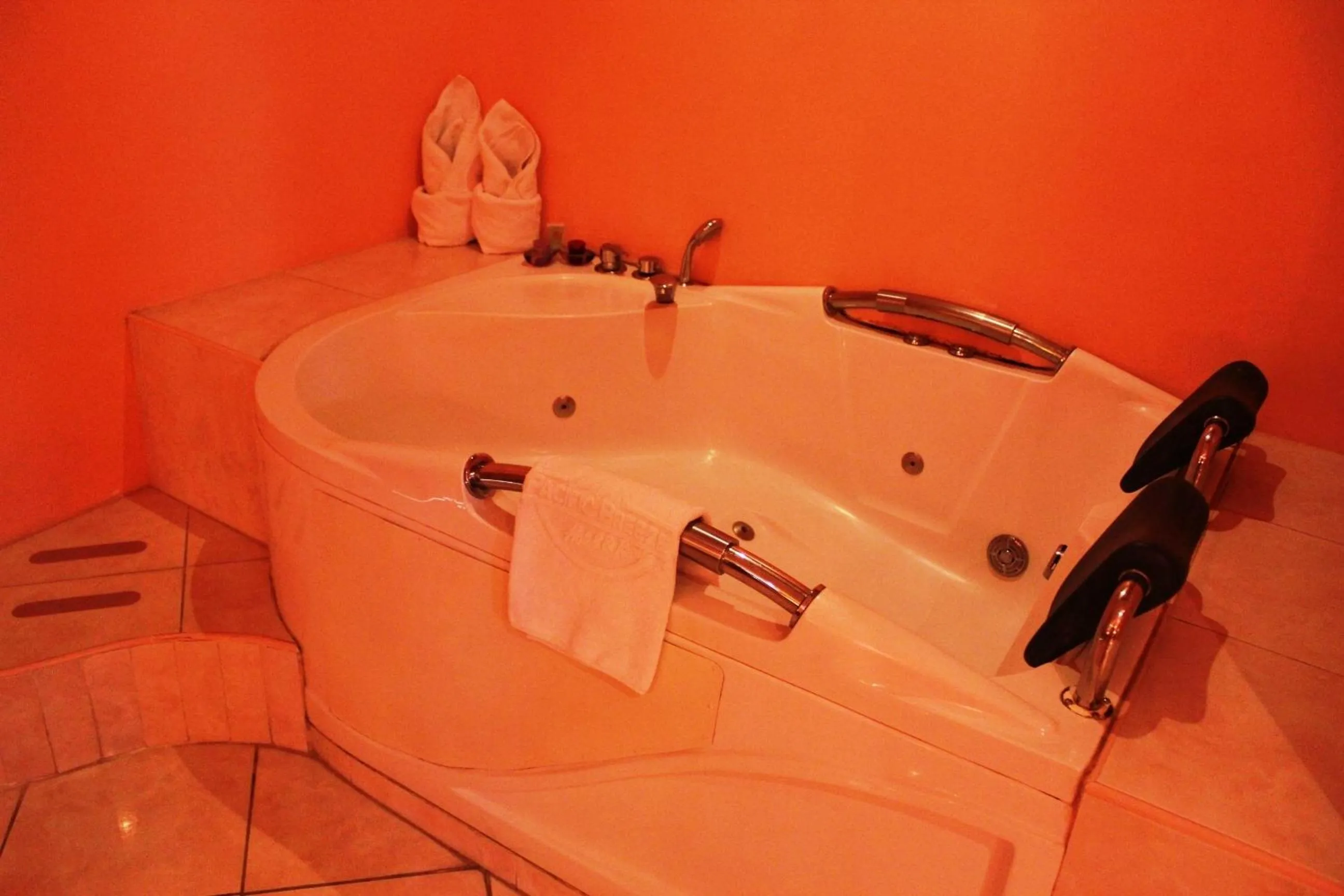 Hot Tub in Pacific Breeze Hotel and Resort