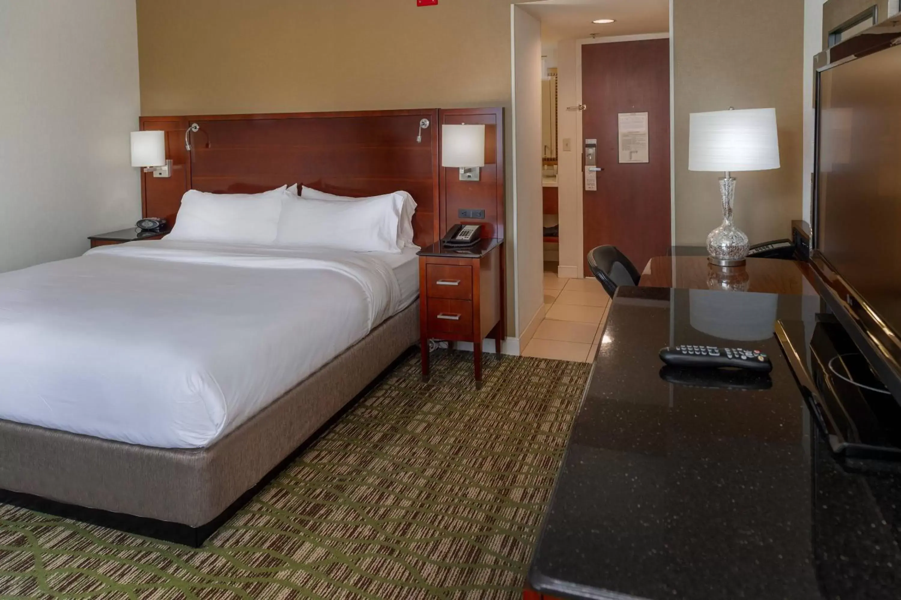 Photo of the whole room, Bed in Marriott St. Louis West