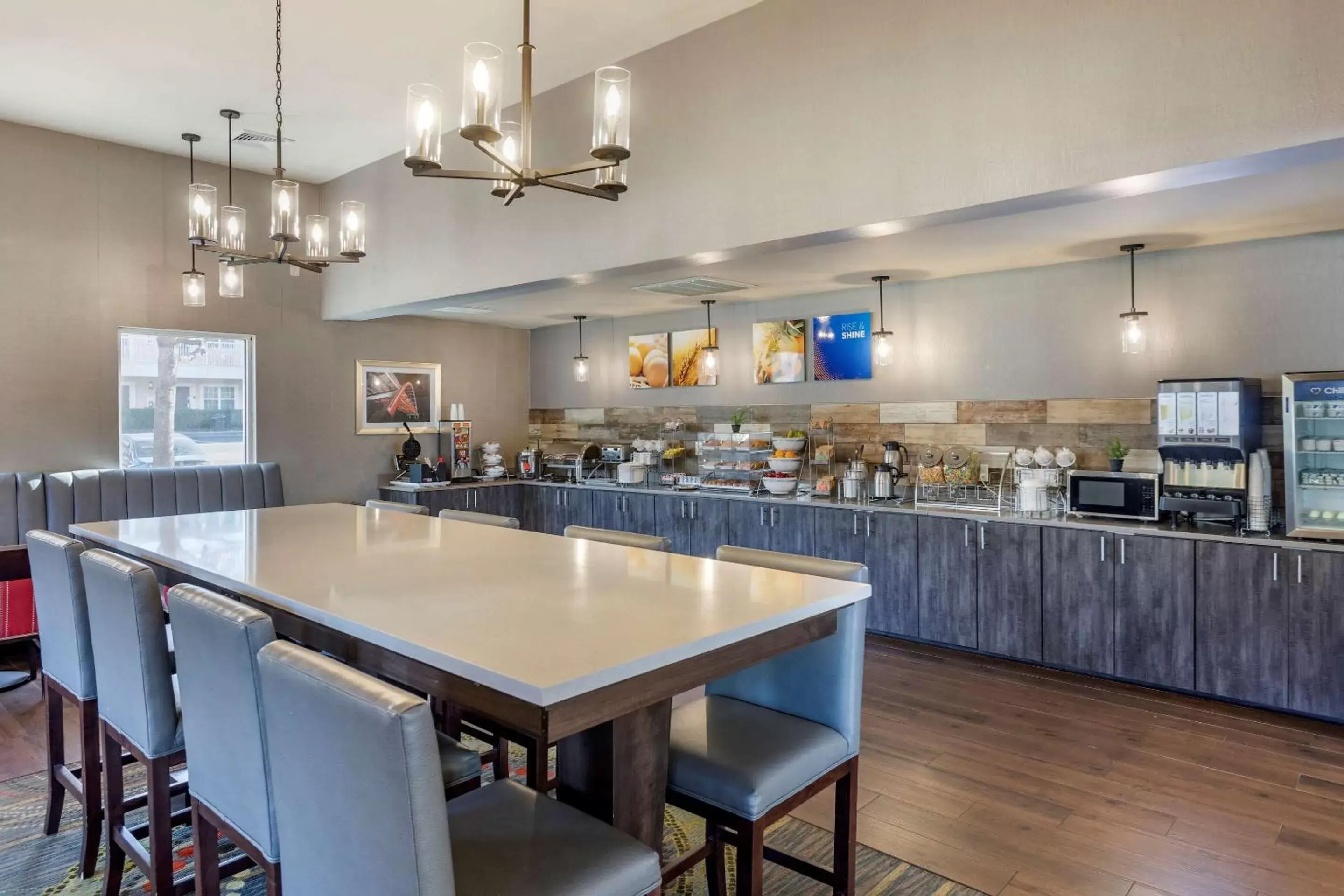 Restaurant/Places to Eat in Comfort Suites Airport Nashville