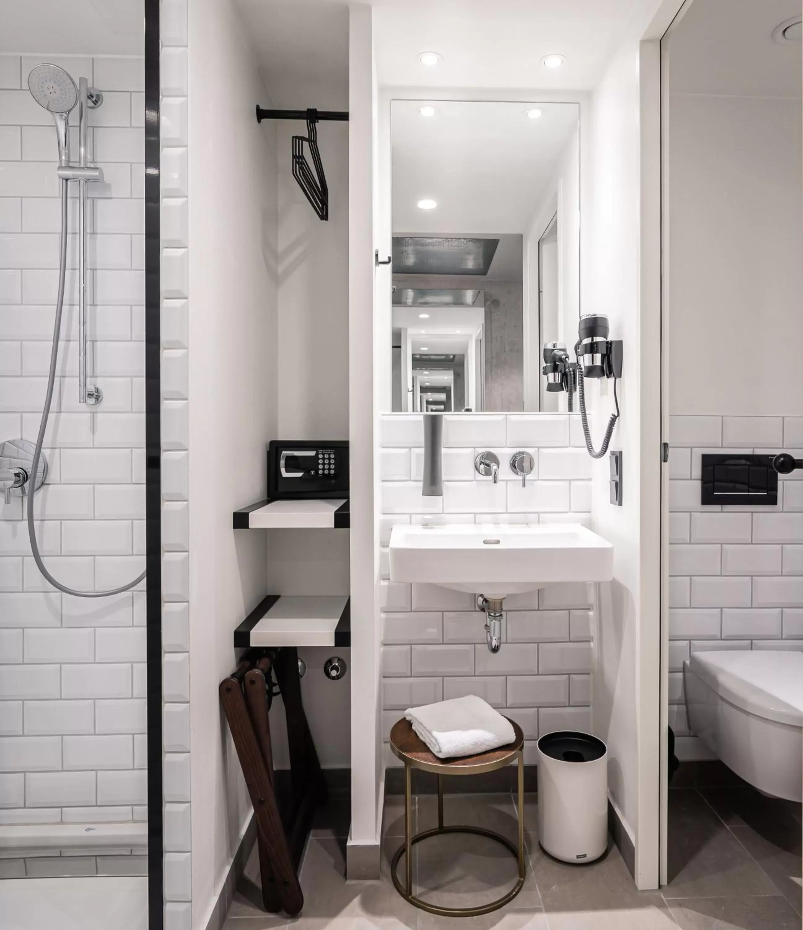 Shower, Bathroom in gambino hotel WERKSVIERTEL