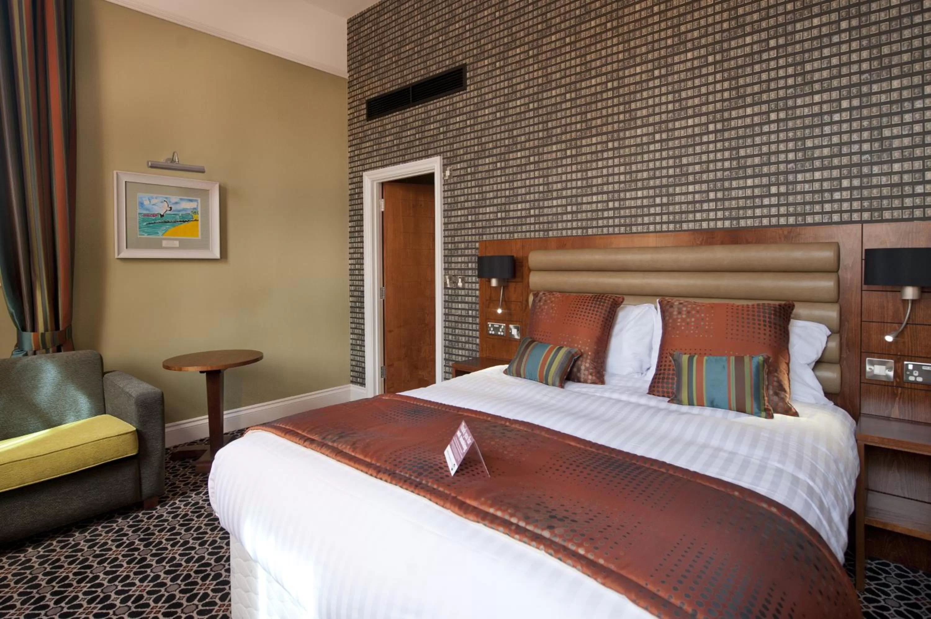 Photo of the whole room, Bed in The Last Post Wetherspoon Hotel