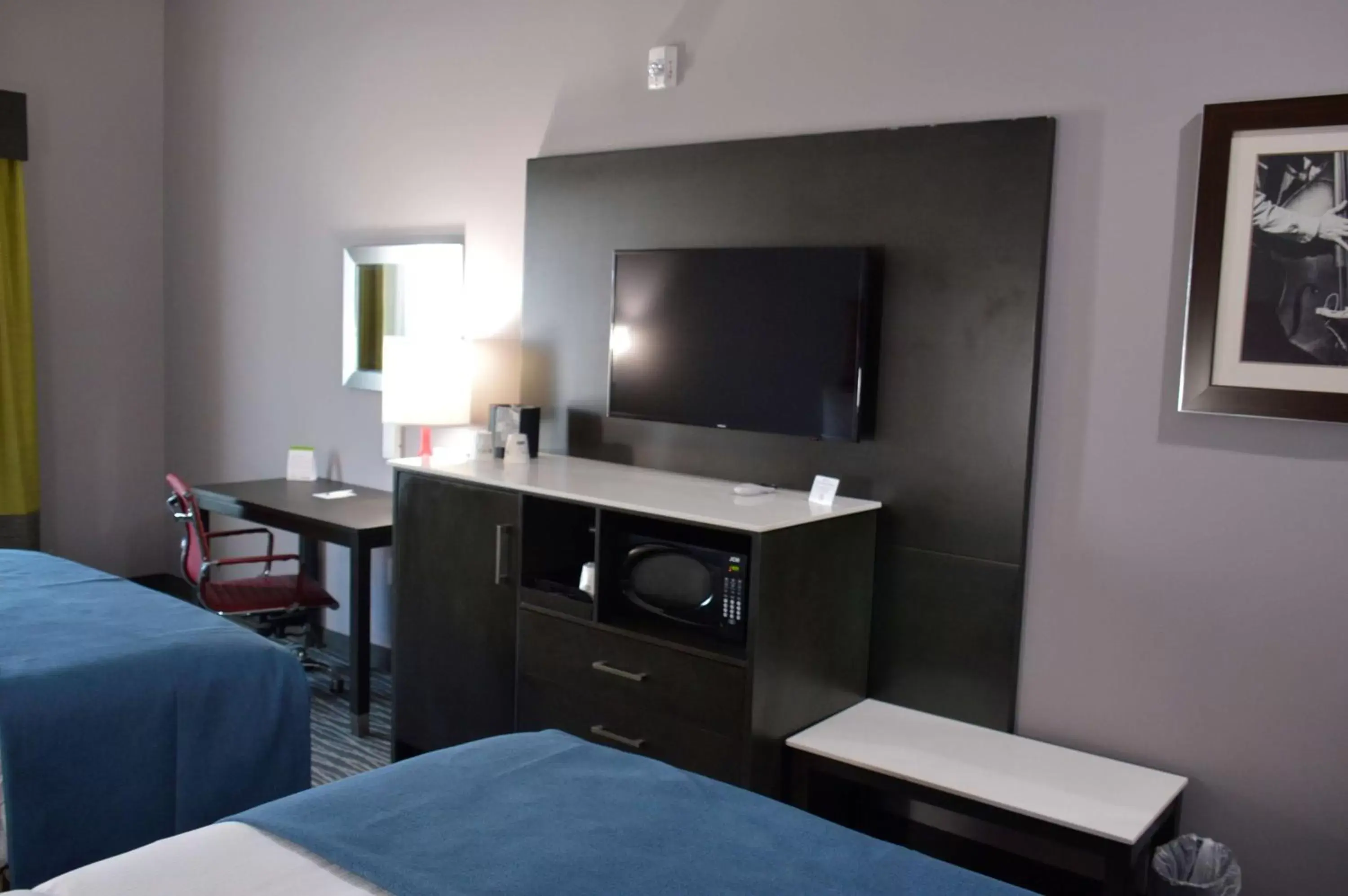 Photo of the whole room, TV/Entertainment Center in Best Western Plus Airport Inn & Suites