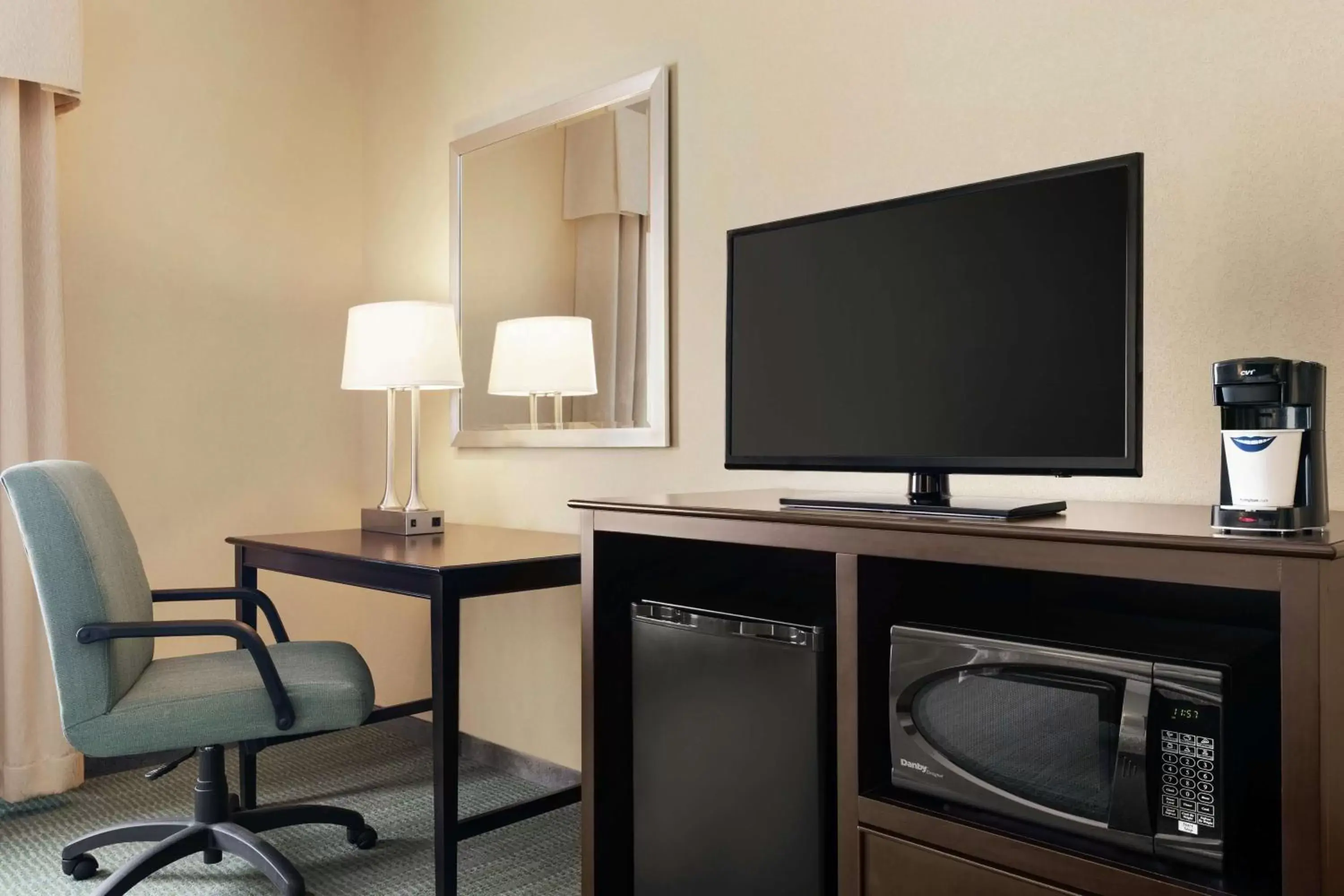 Bedroom, TV/Entertainment Center in Hampton Inn & Suites Mount Joy/Lancaster West, Pa