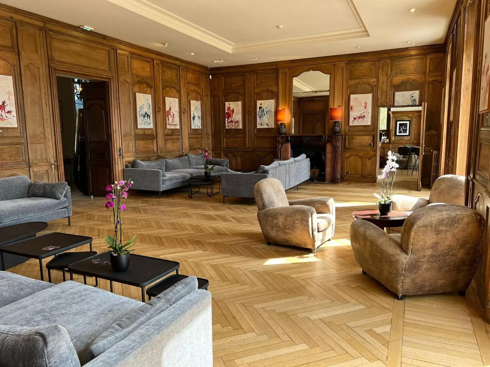 Property building, Lobby/Reception in Hôtel Villa Navarre - Les Collectionneurs