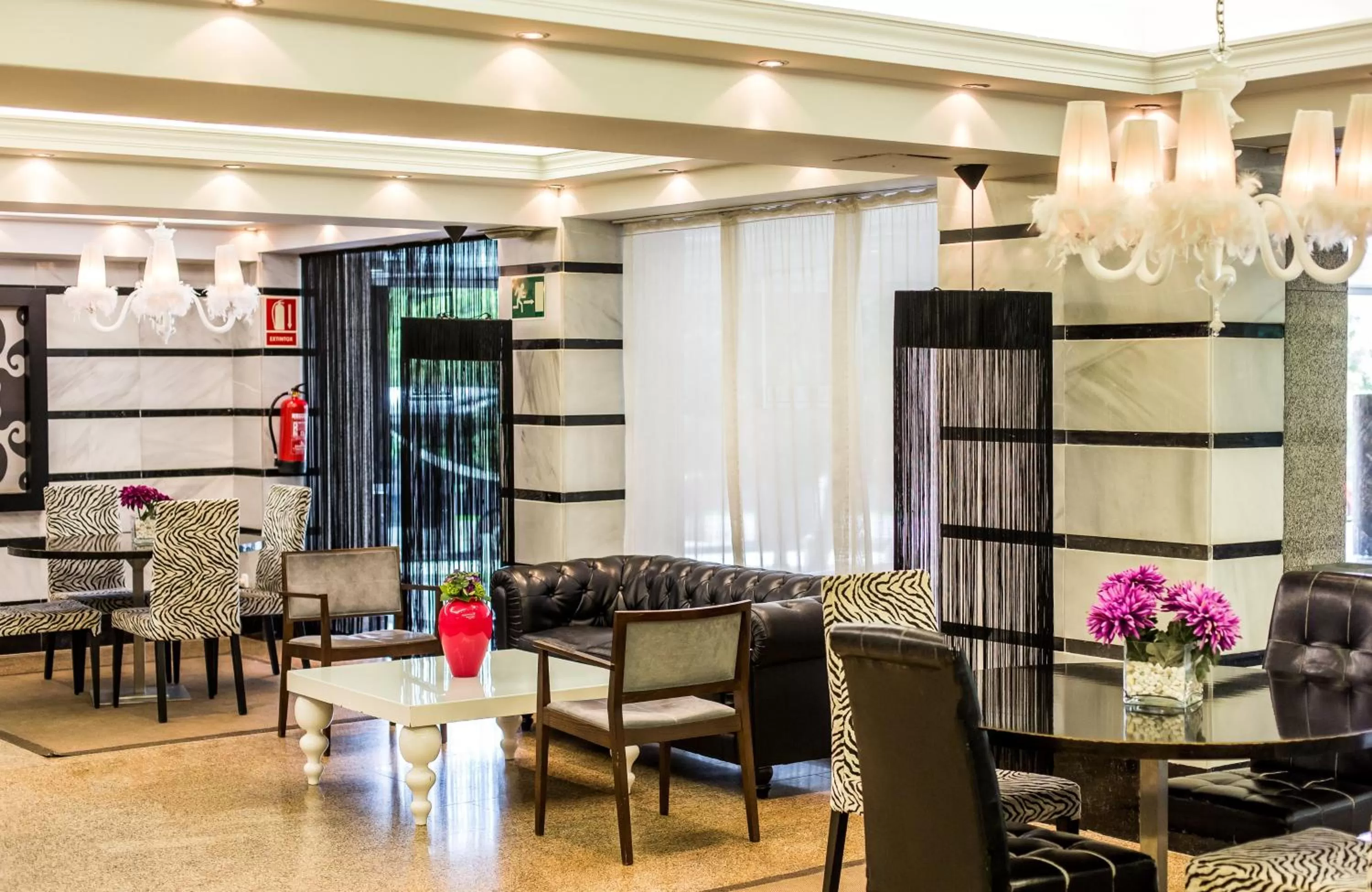 Lounge or bar in Leonardo Hotel Granada