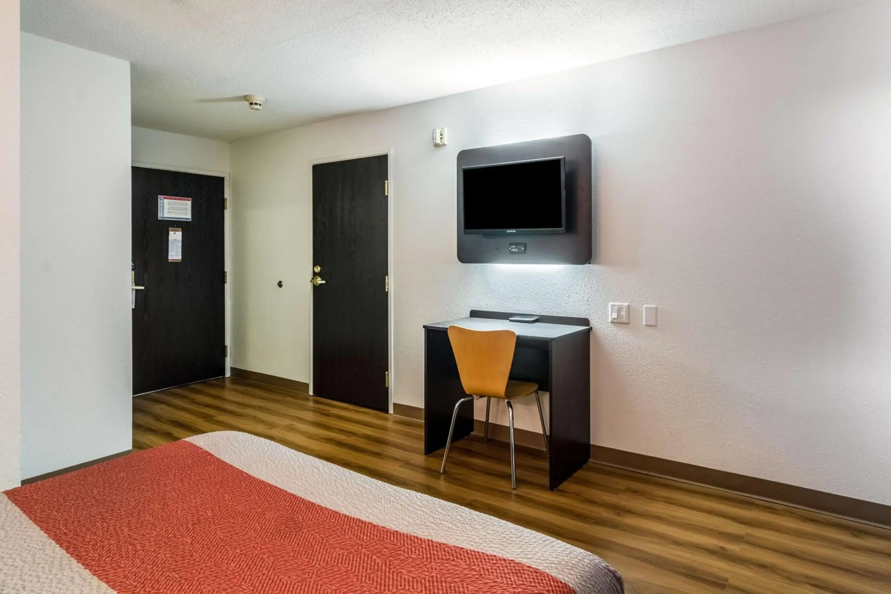 Photo of the whole room, TV/Entertainment Center in Motel 6-Harvey, IL