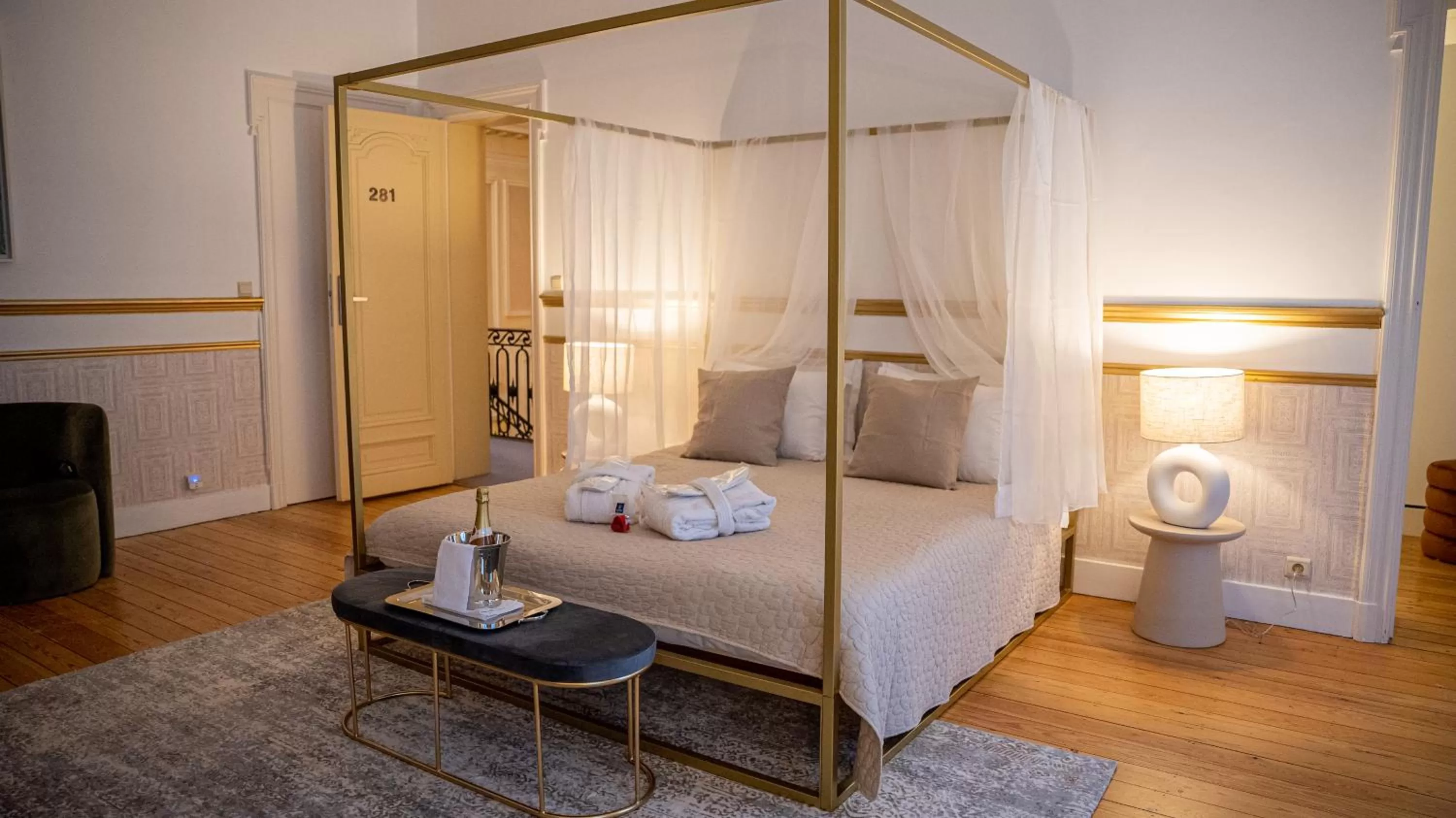 Photo of the whole room, Bed in Hotel de Maître de Vaughan