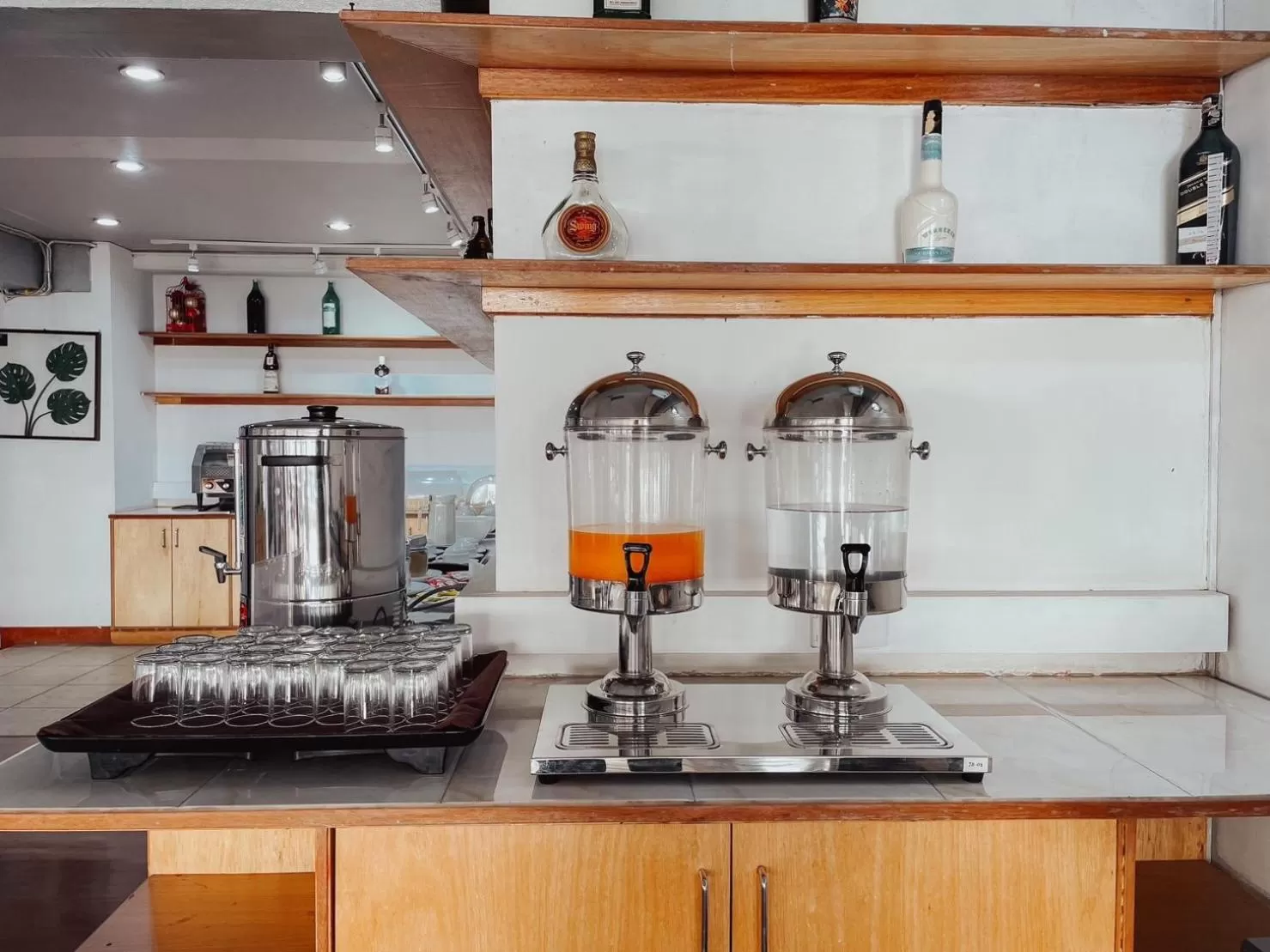 Drinks in Hotel De Khuvieng