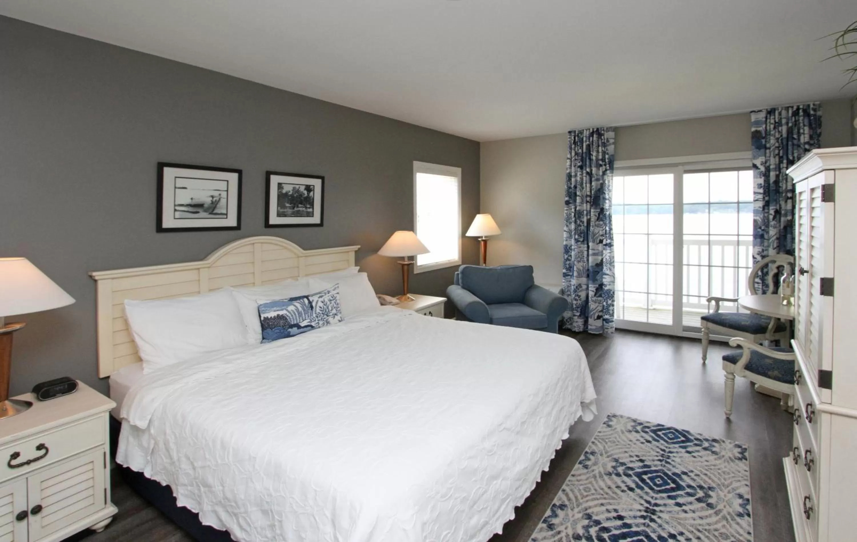 Bed in Bay Pointe Inn