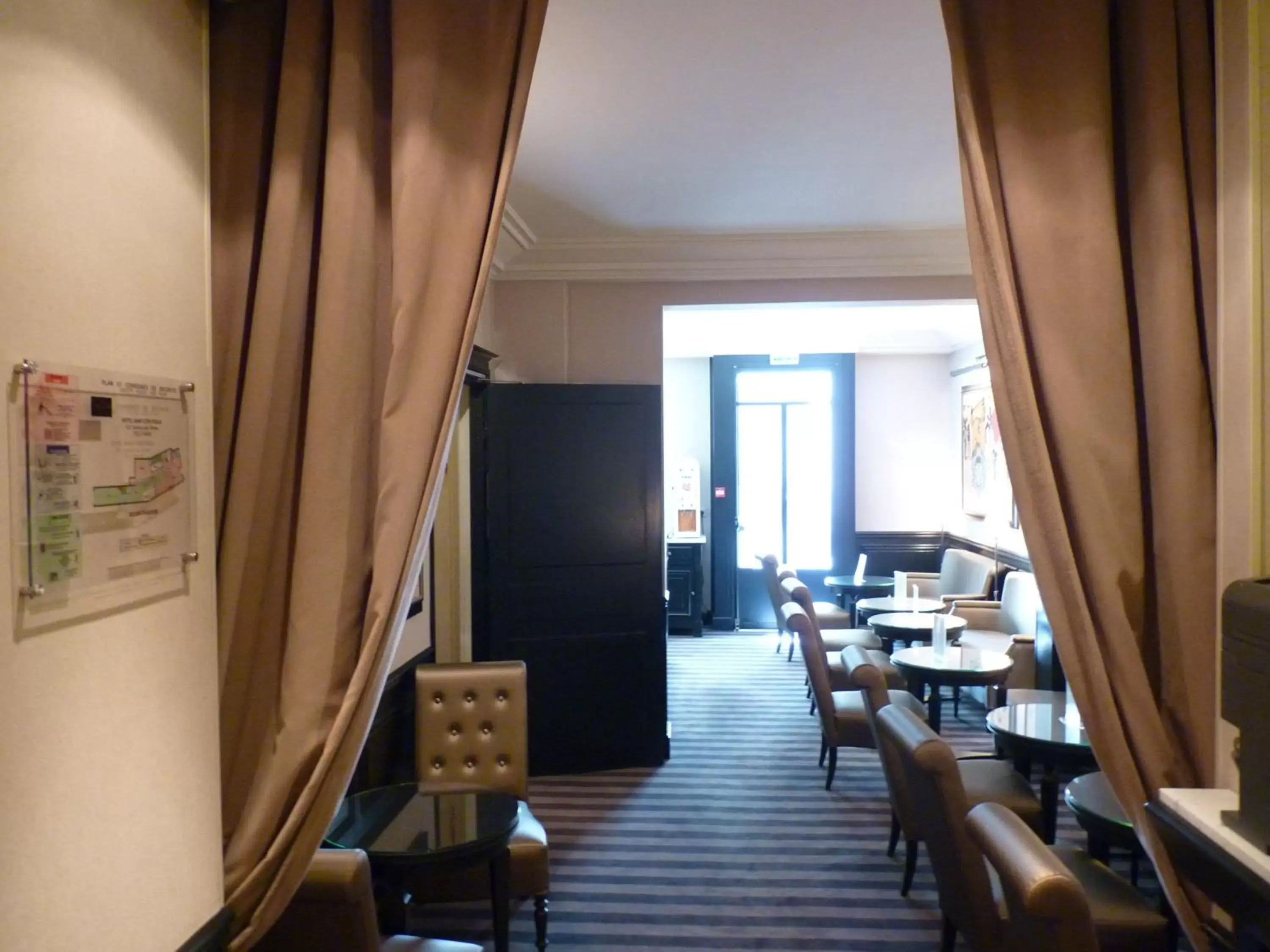 Lounge or bar in Hotel Saint Cyr Etoile