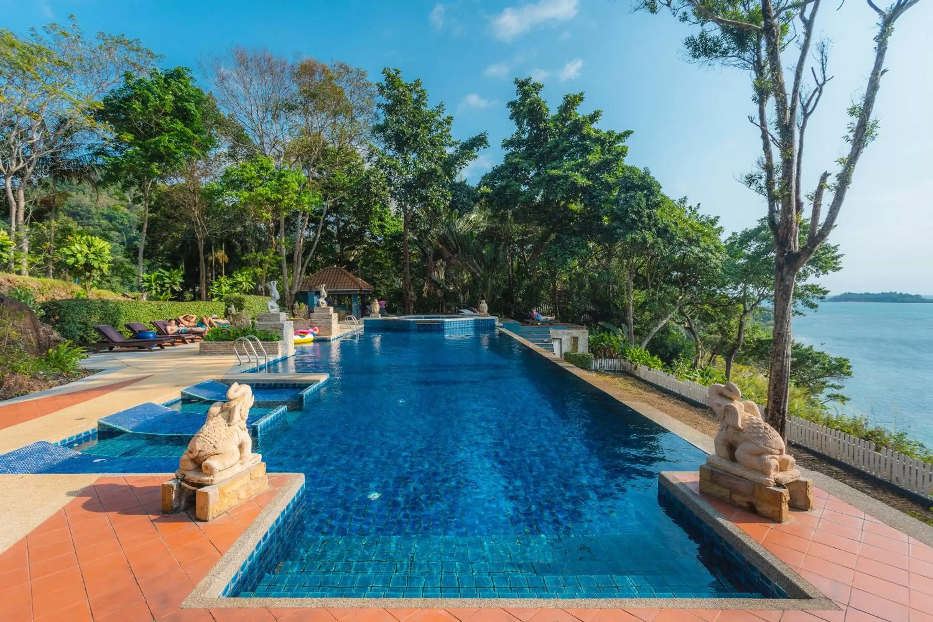 Swimming Pool in Koh Chang Cliff Beach Resort