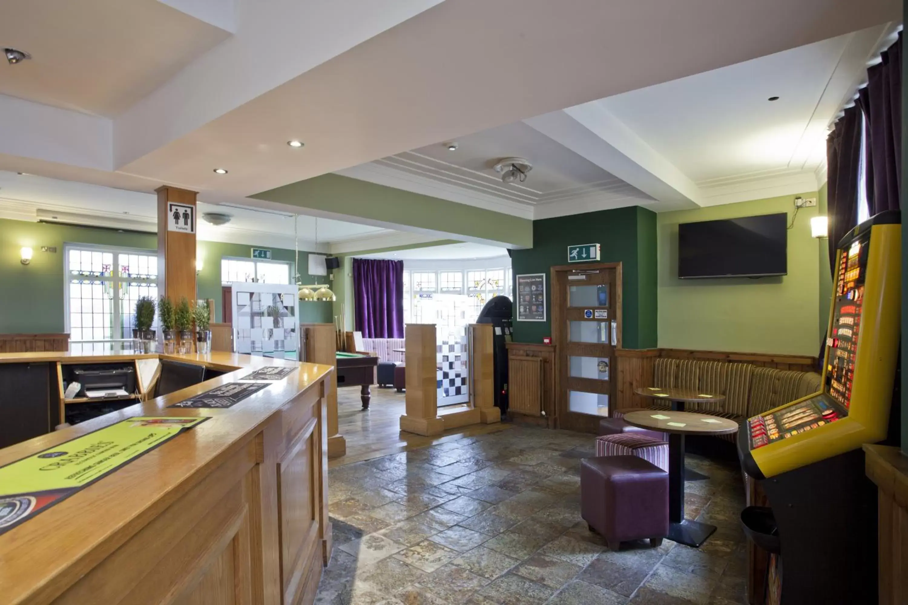 Lounge or bar, Lobby/Reception in Burton Stone Inn - Free Parking on site