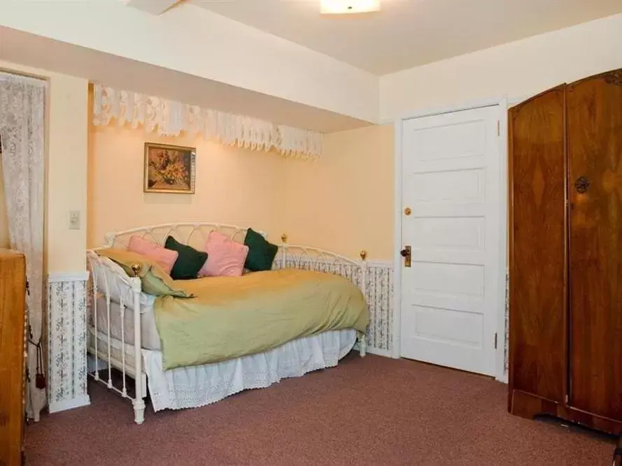 Bed in Cecil Bacon Manor