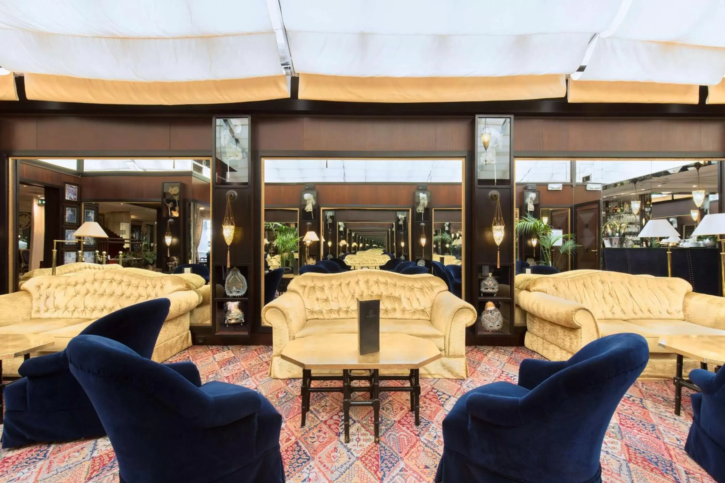 Lounge or bar in Grand Hotel de l'Opera - BW Premier Collection Lounge or bar in Grand Hotel de l'Opera - BW Premier Collection