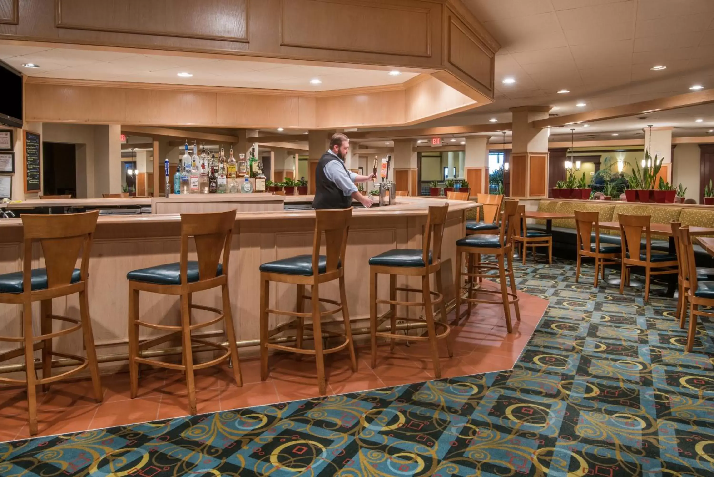 Restaurant/places to eat, Lounge/Bar in Holiday Inn Cincinnati-Eastgate, an IHG Hotel