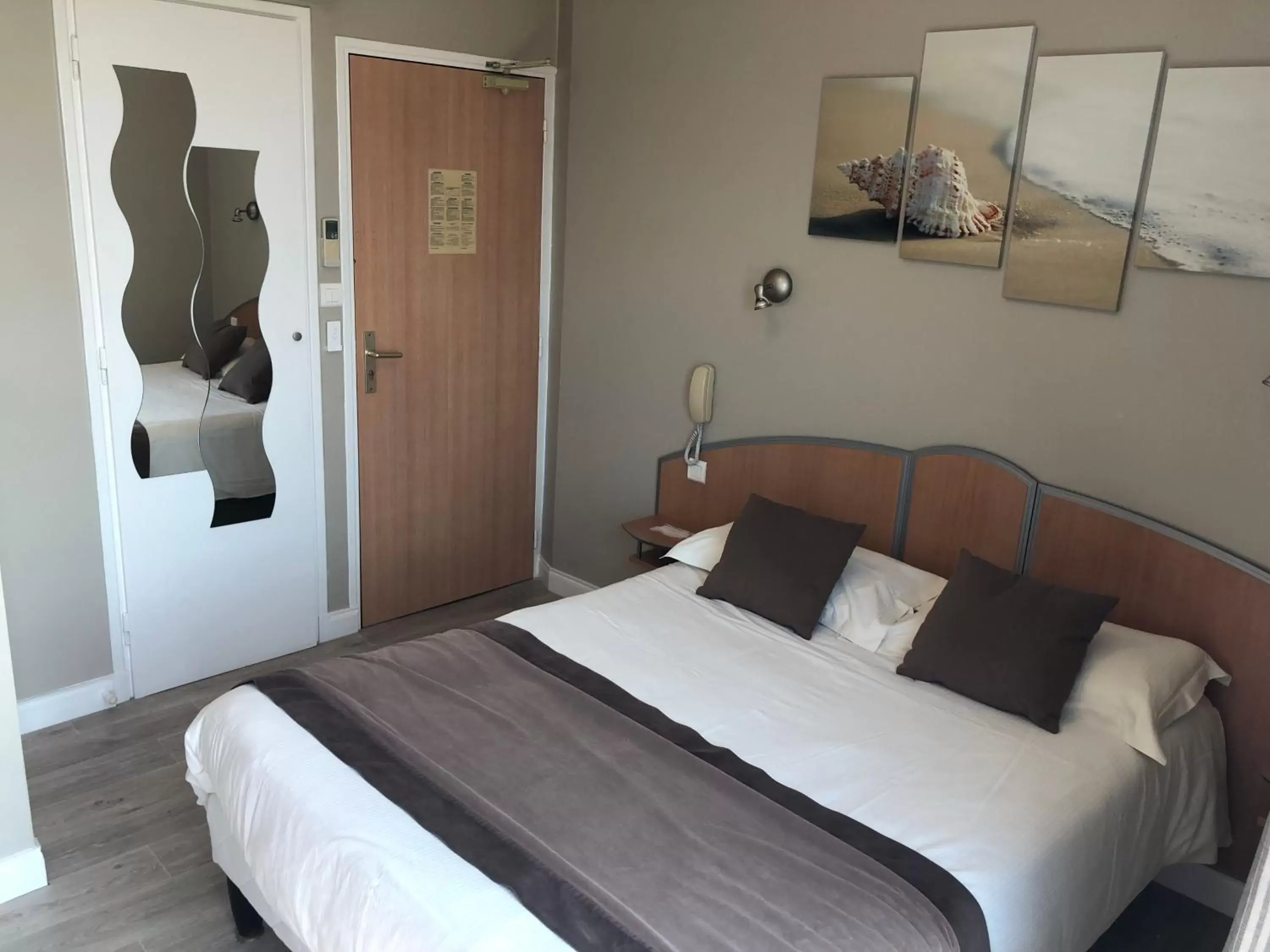 Double Room with Private Terrace and Sea View in Logis Hotel Restaurant le Mirador Double Room with Private Terrace and Sea View in Logis Hotel Restaurant le Mirador